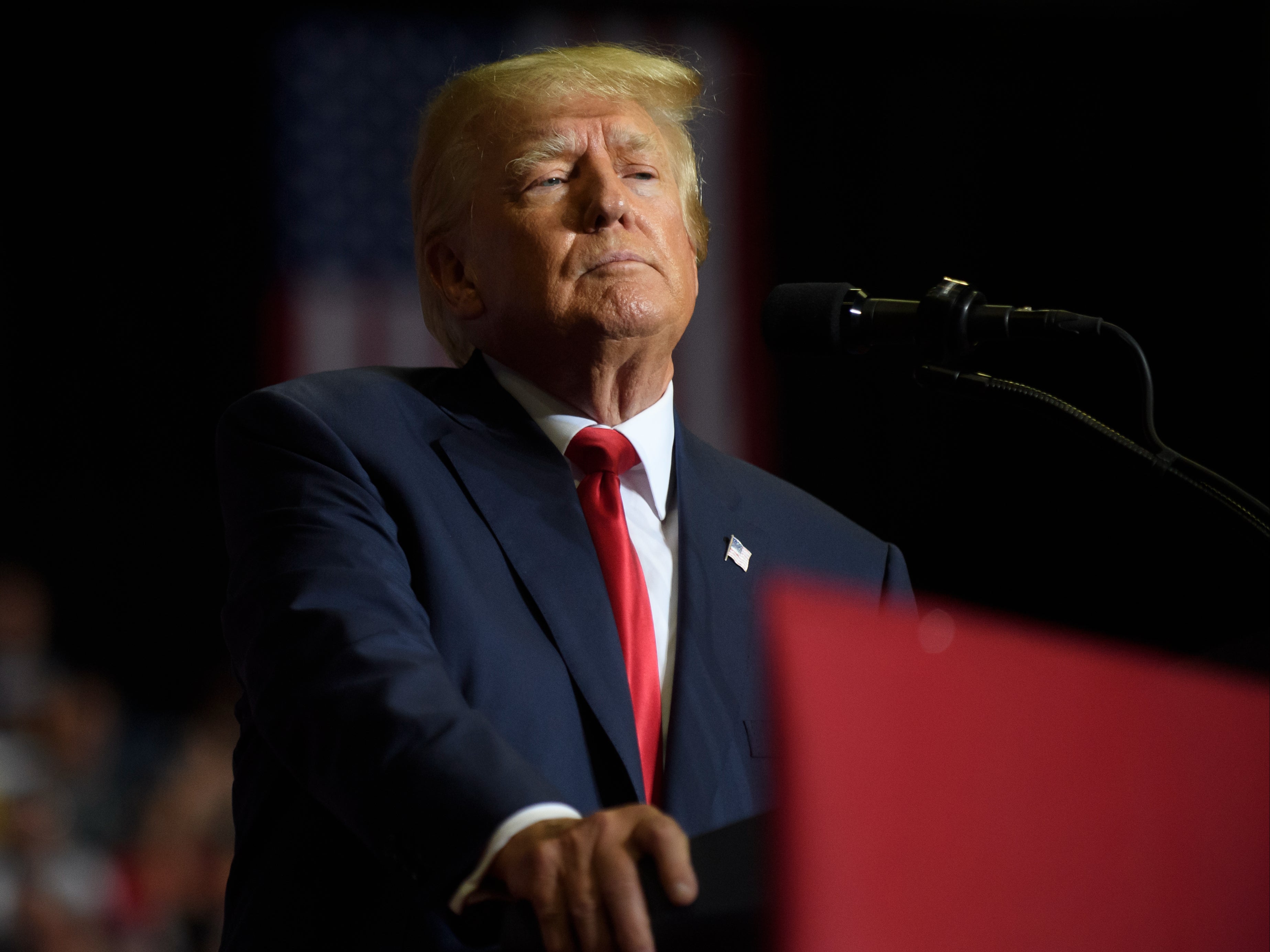 Trump de nuevo llama a migrantes “asesinos y violadores” mientras afirma que inventó la palabra “caravanas”