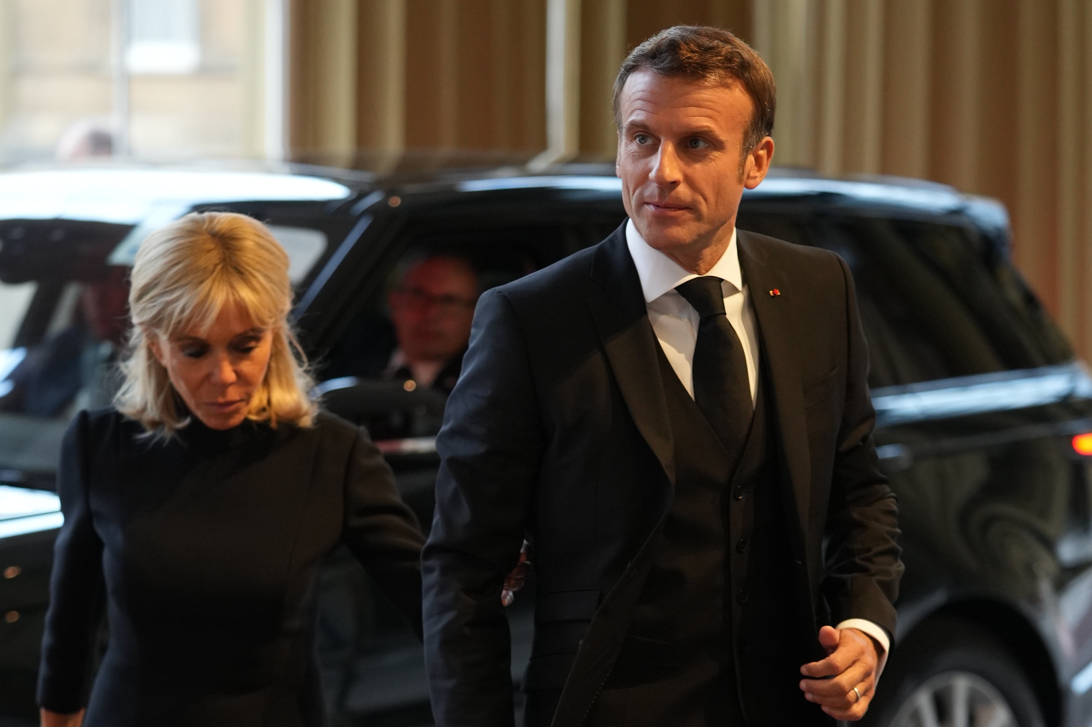 Emannuel y Brigitte Macron llegan a la recepción