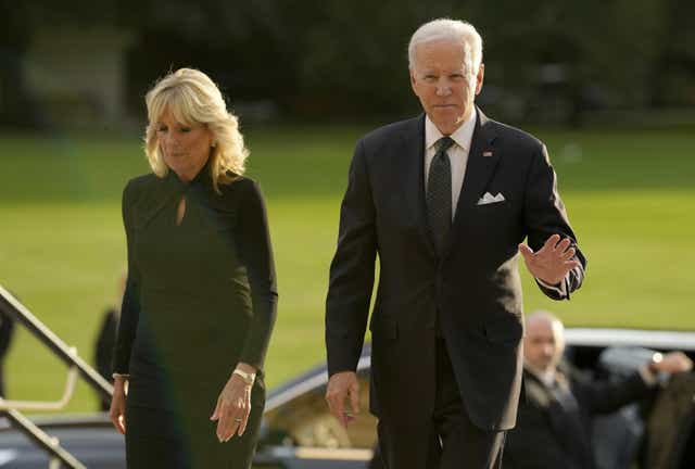 El presidente de EE. UU., Joe Biden, acompañado por la primera dama, Jill Biden, llegan a una recepción ofrecida por el rey (Markus Schreiber/PA)