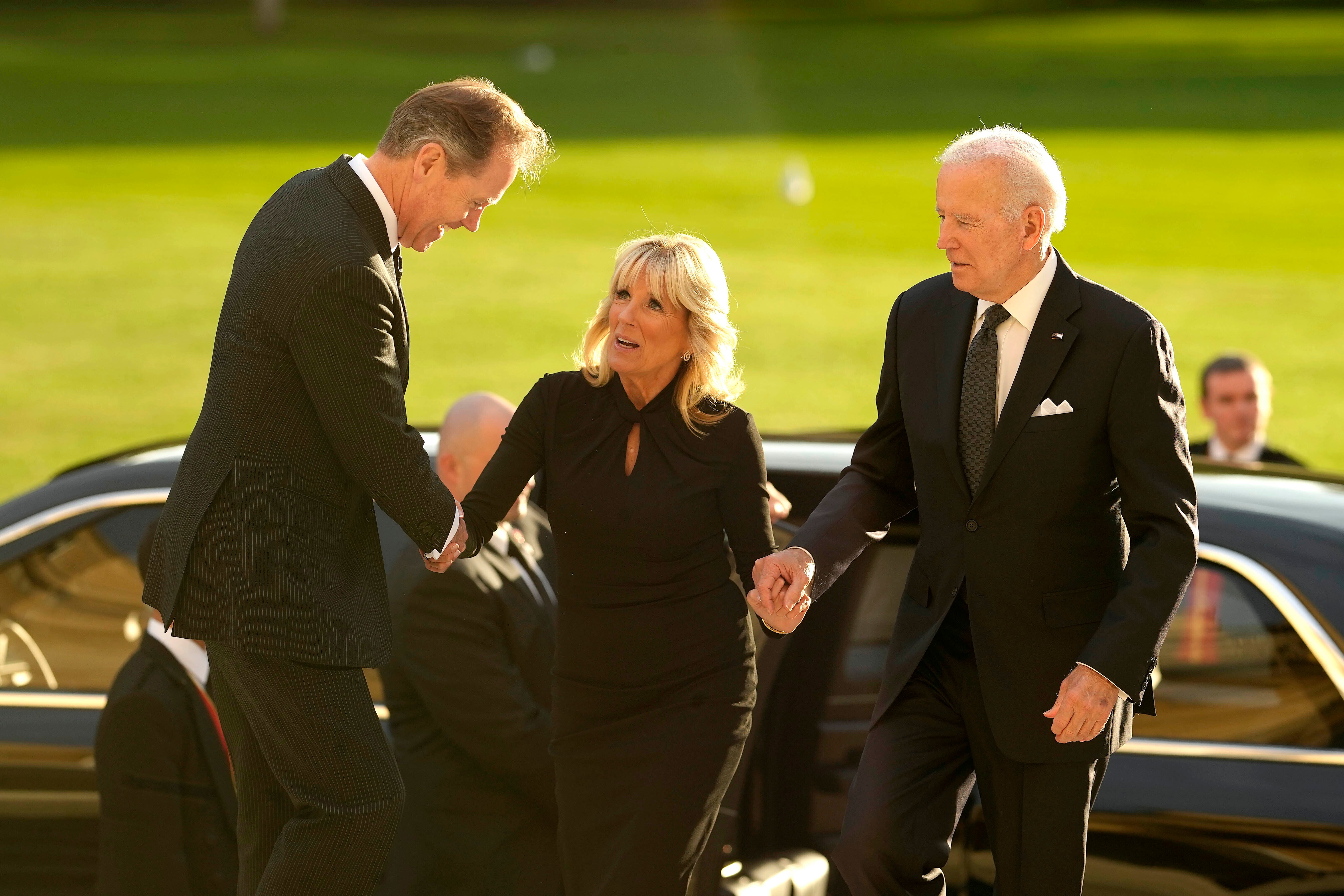 El presidente Joe Biden, acompañado por su esposa, la primera dama Jill Biden, son recibidos por el amo de llaves sir Tony Johnstone-Burt en el Palacio de Buckingham