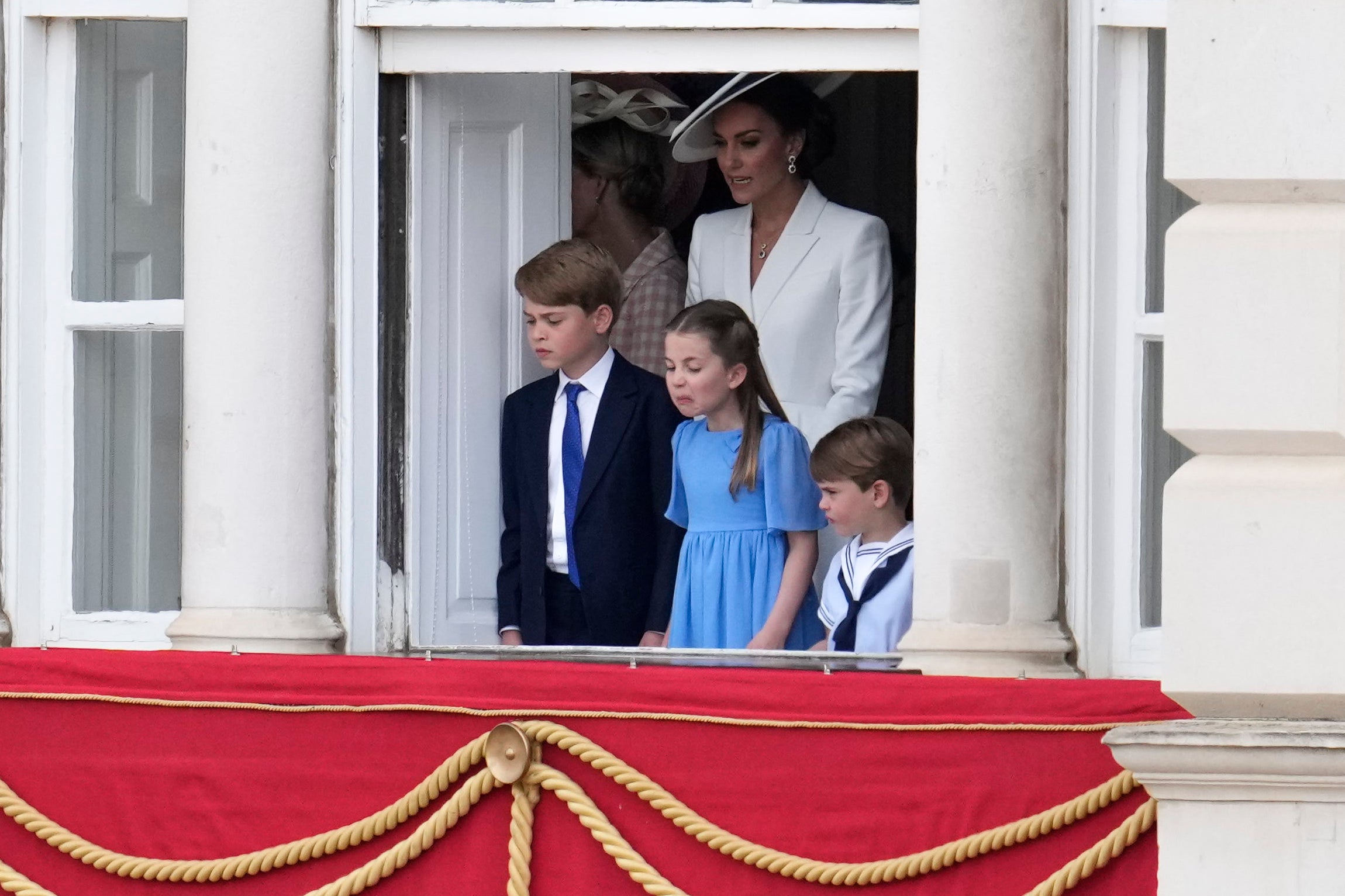 Catherine, duquesa de Cambridge, el príncipe George, la princesa Charlotte y el príncipe Louis durante Trooping the Colour