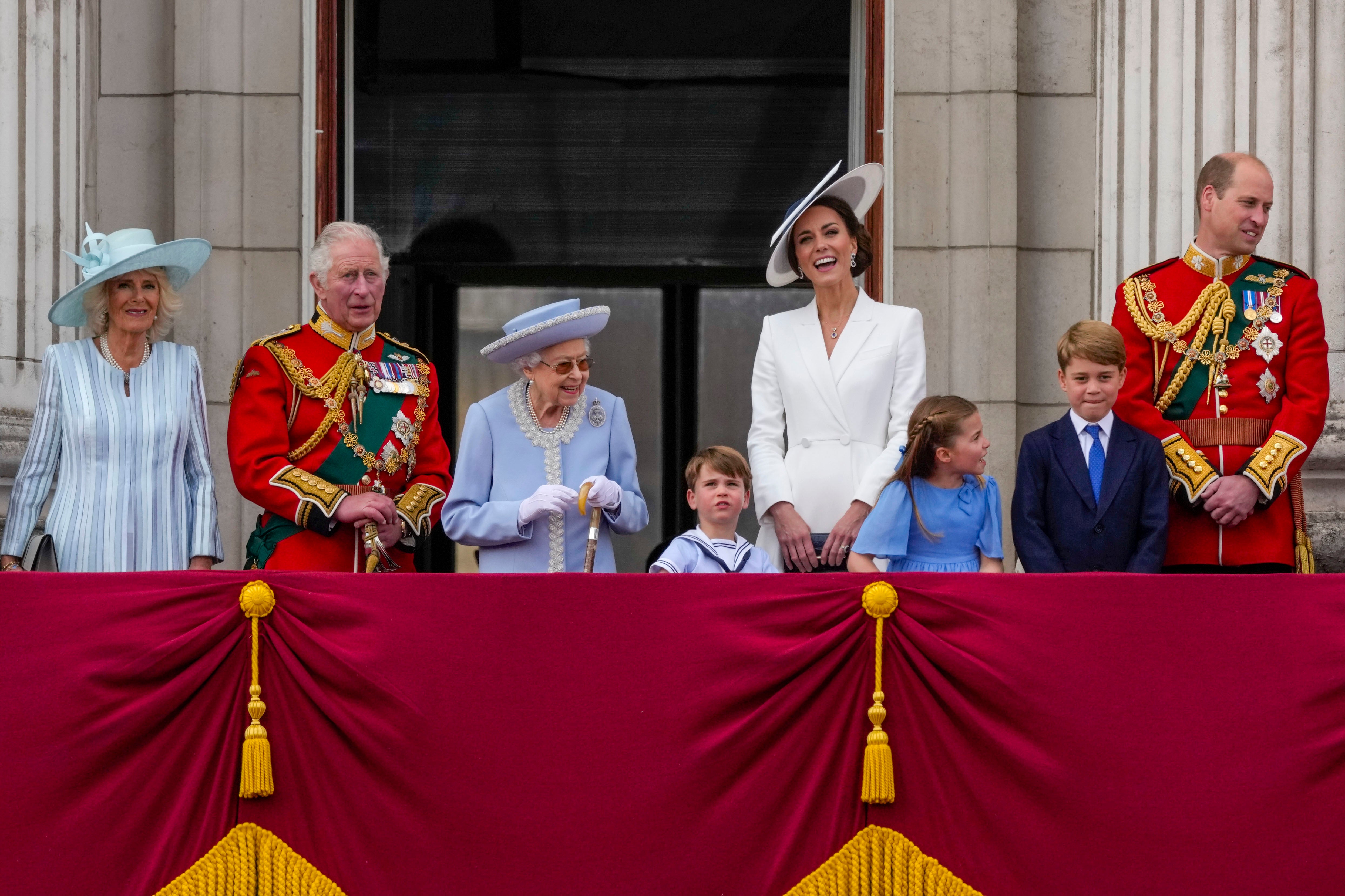 La difunta reina junto a Charles, Camilla, William y Kate, en el desfile Trooping the Colour