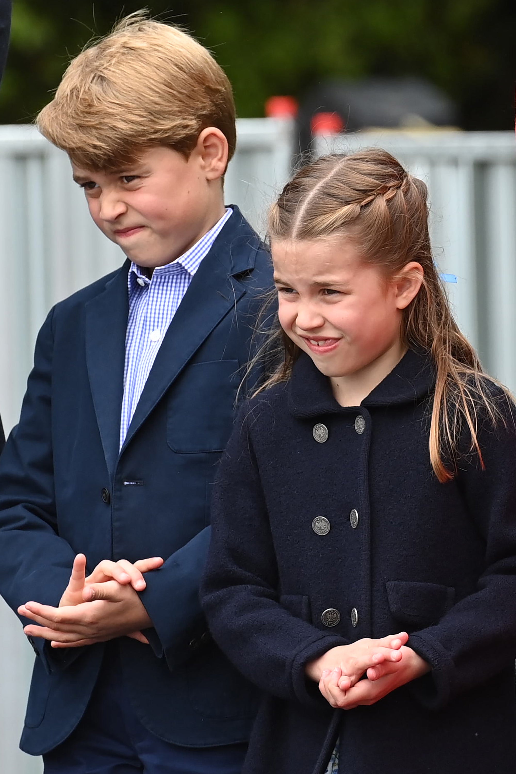 El príncipe George y la princesa Charlotte durante una visita al castillo de Cardiff