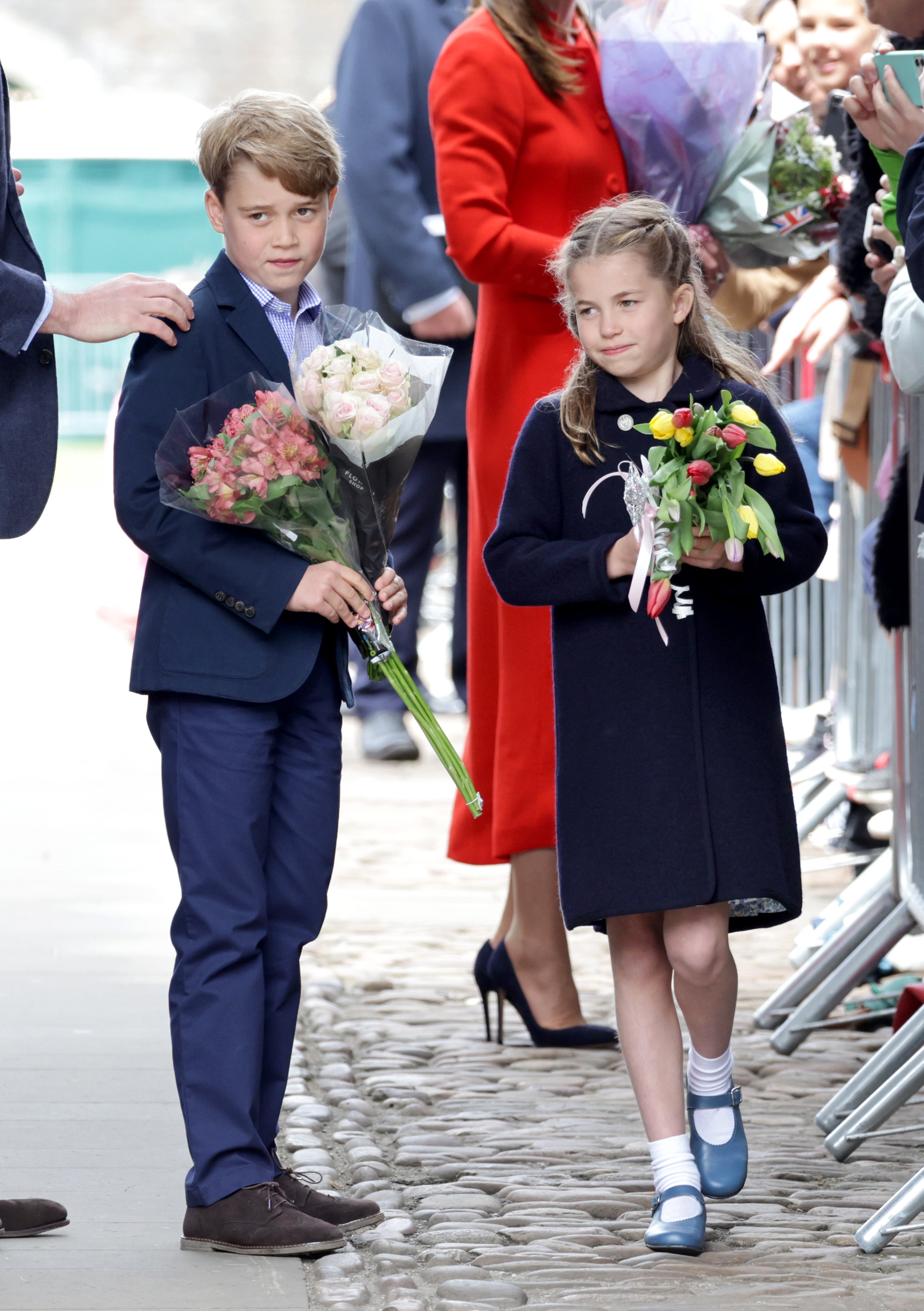 George y Charlotte de Cambridge con ramos de flores