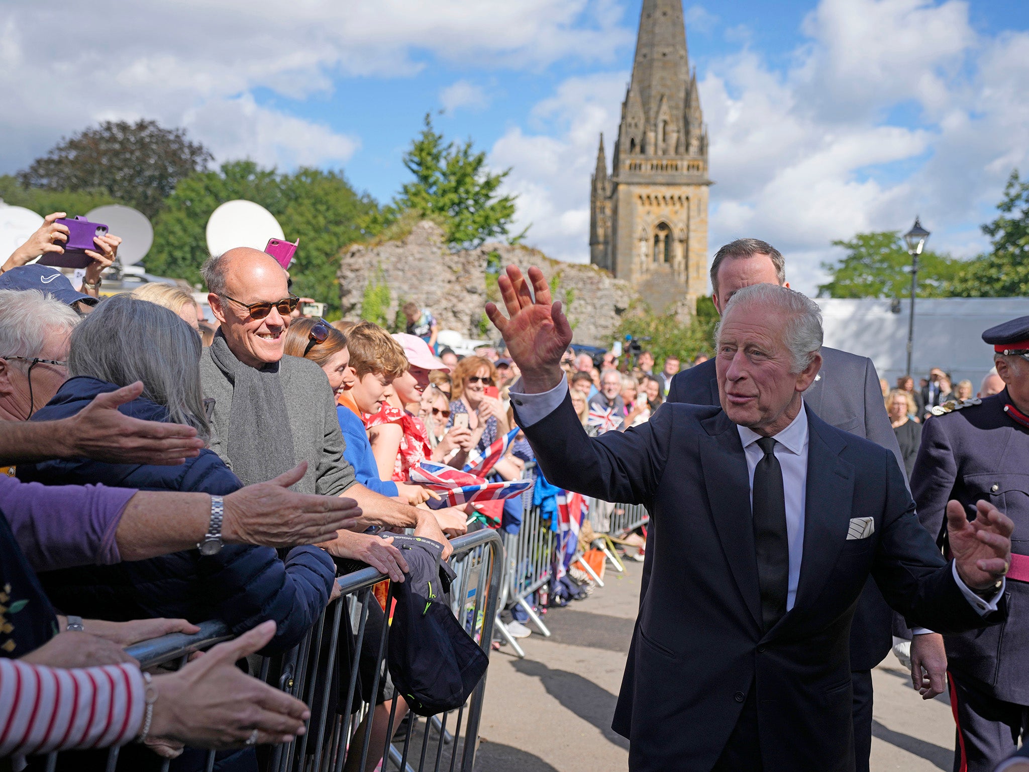 El rey Charles se ha acercado a las personas que esperan que inicie la ceremonia