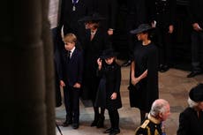 Elogian al príncipe George y la princesa Charlotte por su apariencia “inmaculada” en funeral de la reina