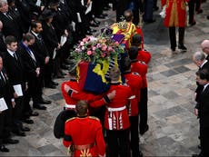 El significado de la corona de flores en el ataúd de la reina Isabel