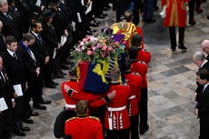 El significado de la corona de flores en el ataúd de la reina Isabel
