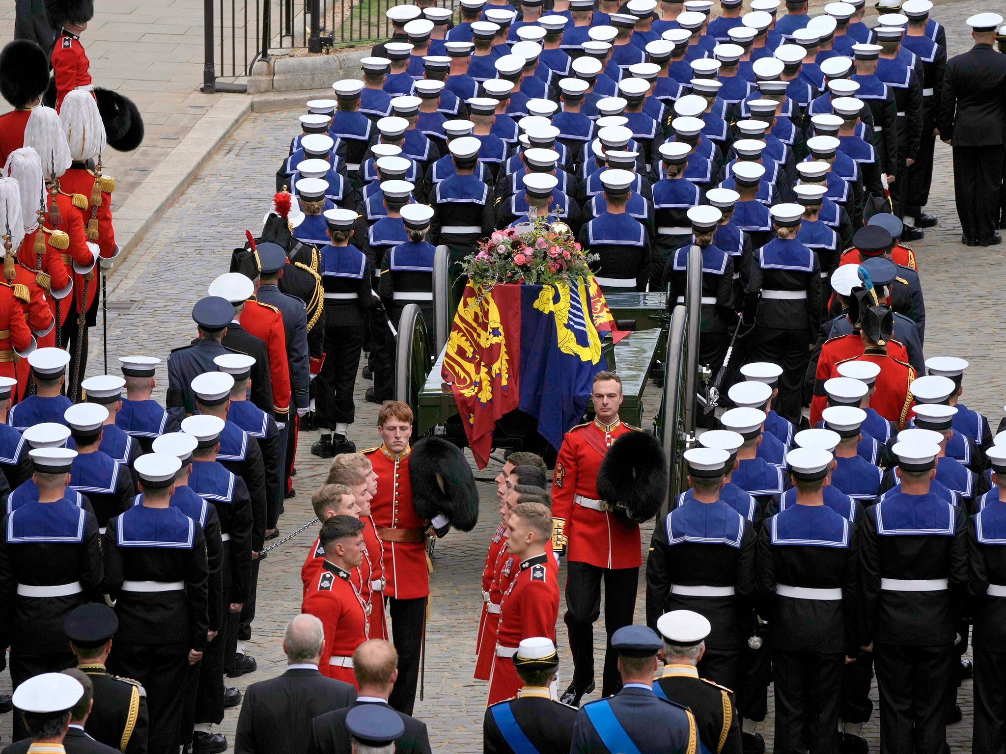 Los soldados de la Marina Real cargan el ataúd de la reina Isabel II en un carruaje tirado por caballos para ir desde Westminster Hall al funeral de Estado, celebrado en la Abadía de Westminster, Londres