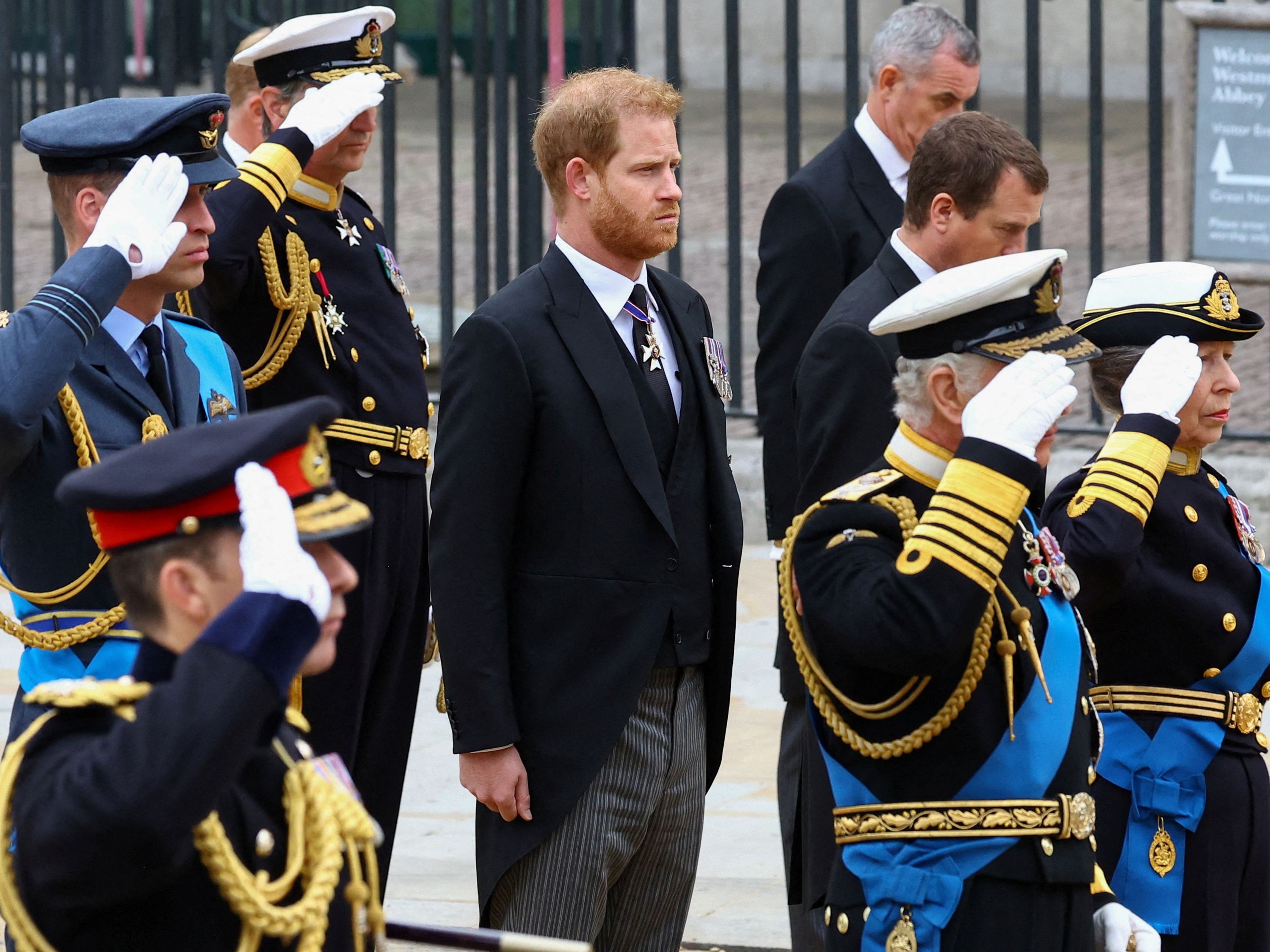 El príncipe Harry, duque de Sussex, junto al rey Carlos III, la princesa Anne, princesa real, y el príncipe Guillermo, príncipe de Gales, mientras saludan en el funeral de Estado de la reina Isabel II