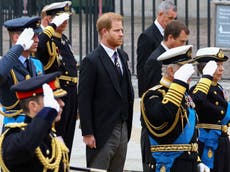 ¿Por qué al príncipe Harry se le negó el derecho a saludar en el funeral de la reina?