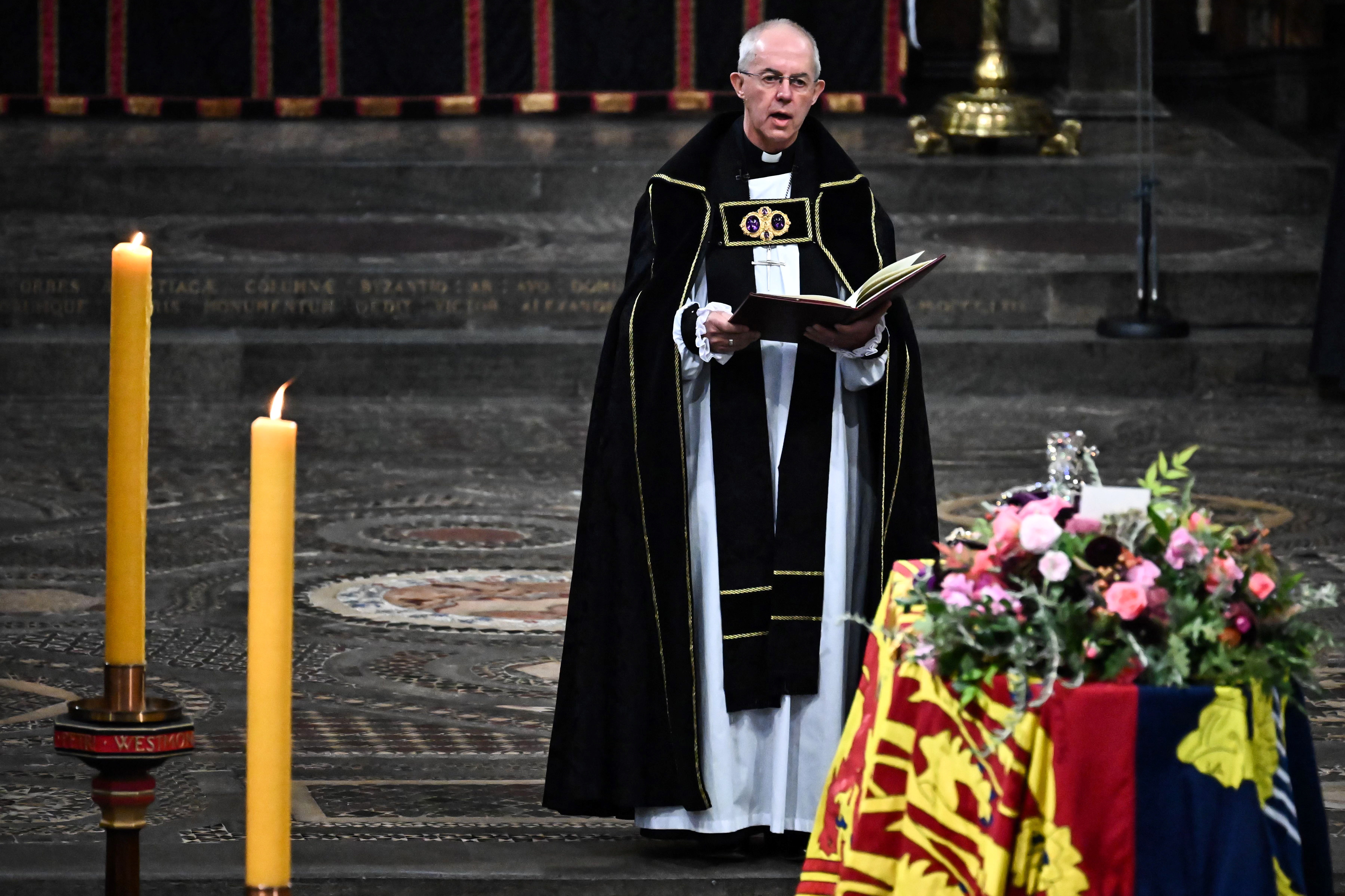 El Arzobispo de Canterbury Justin Welby da una lectura durante el Funeral de Estado de la reina Isabel II en la Abadía de Westminster el 19 de septiembre en Londres, Inglaterra