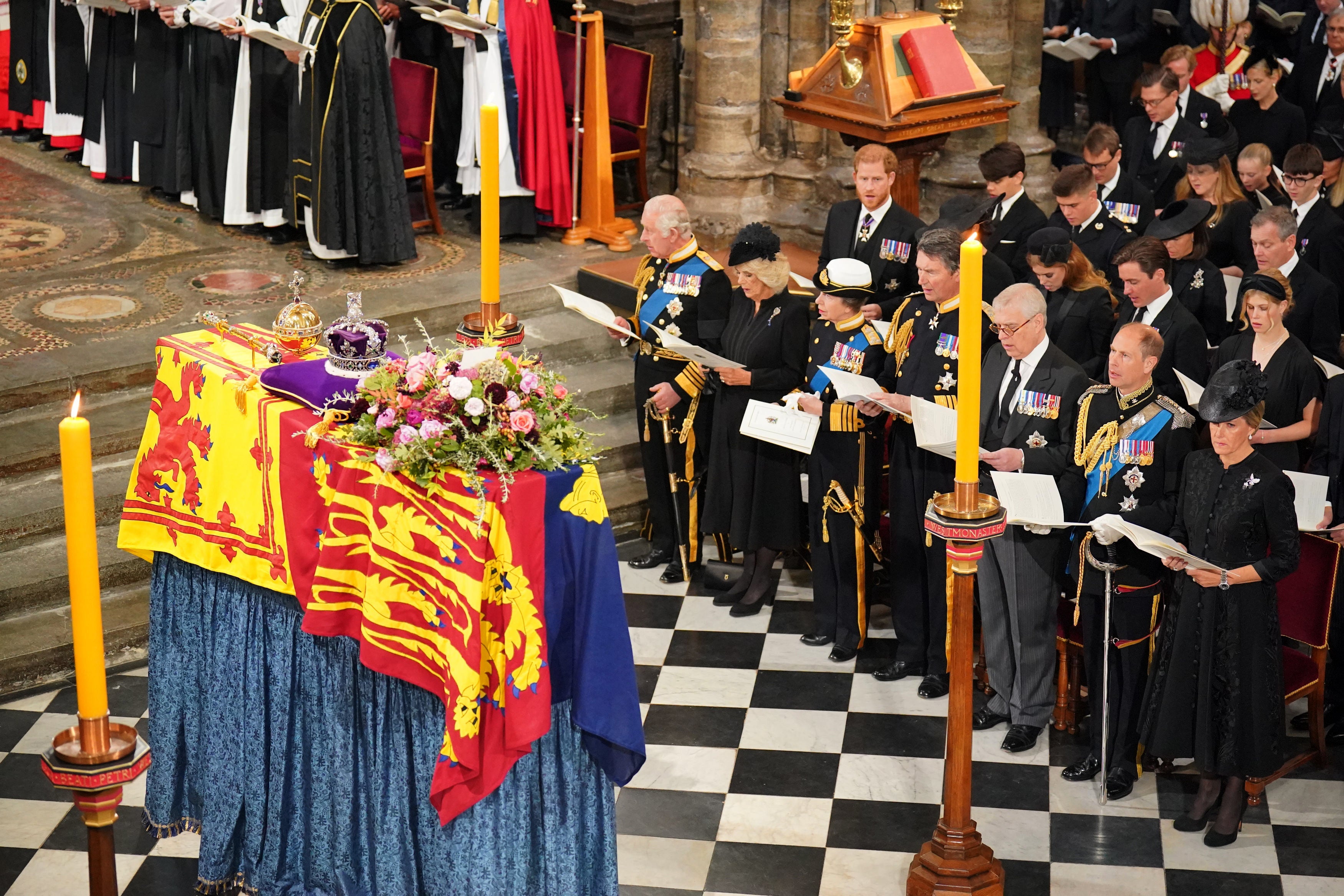 La familia real en la ceremonia por la muerte de la reina