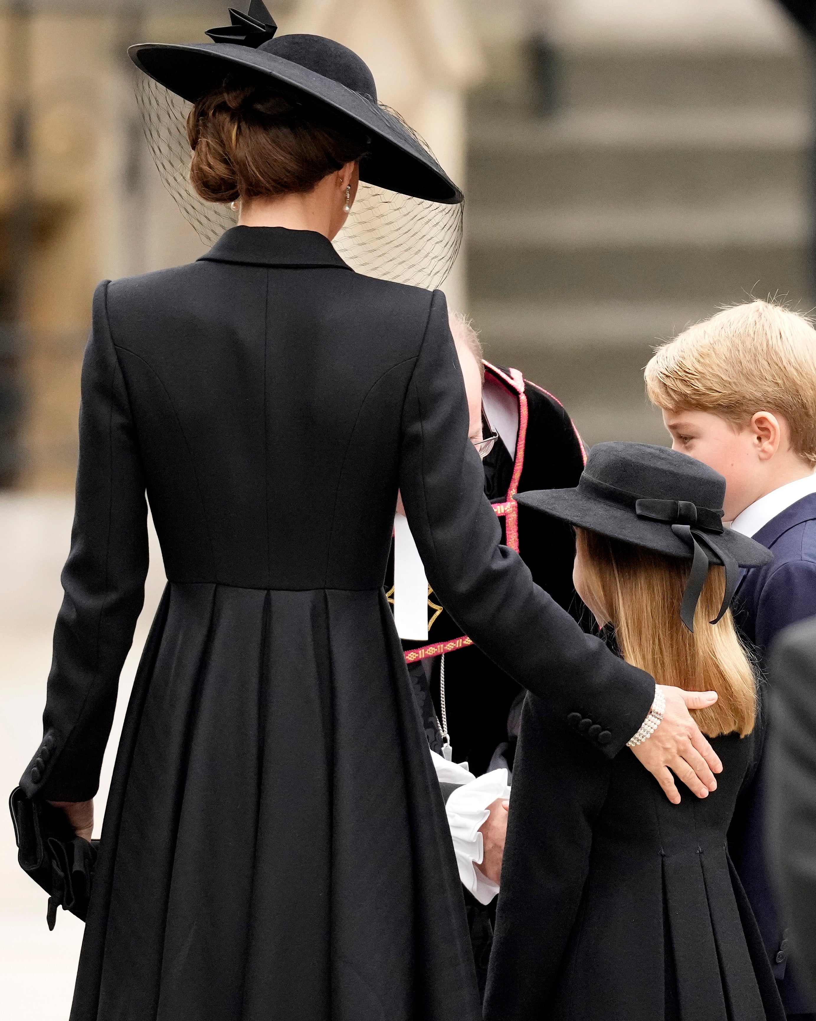 La princesa de Gales ofrece consuelo a los jóvenes príncipes