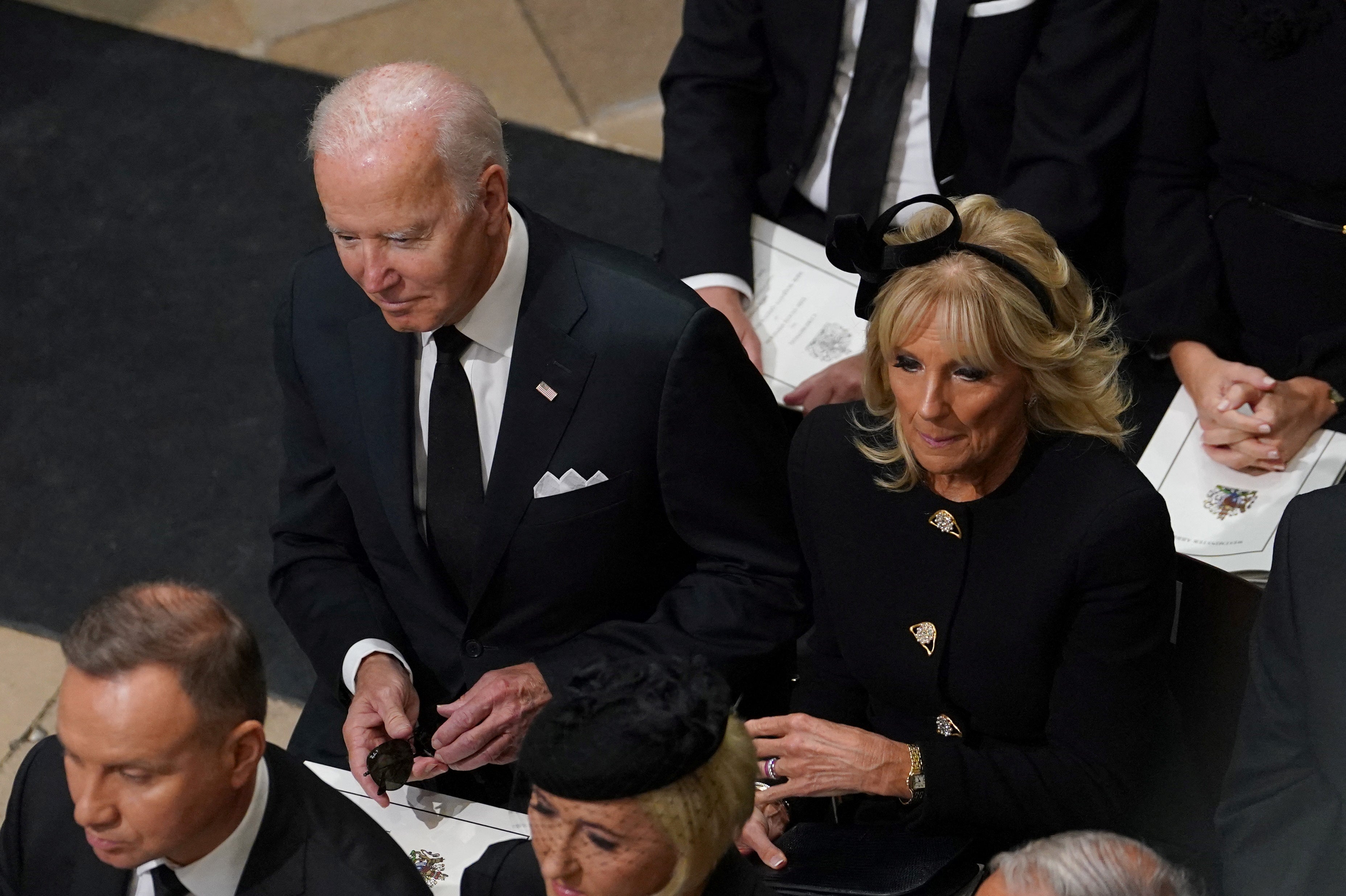 El presidente estadounidense Joe Biden acompañado por la primera dama Jill Biden en el funeral de estado de la reina Isabel II, celebrado en la Abadía de Westminster, Londres.