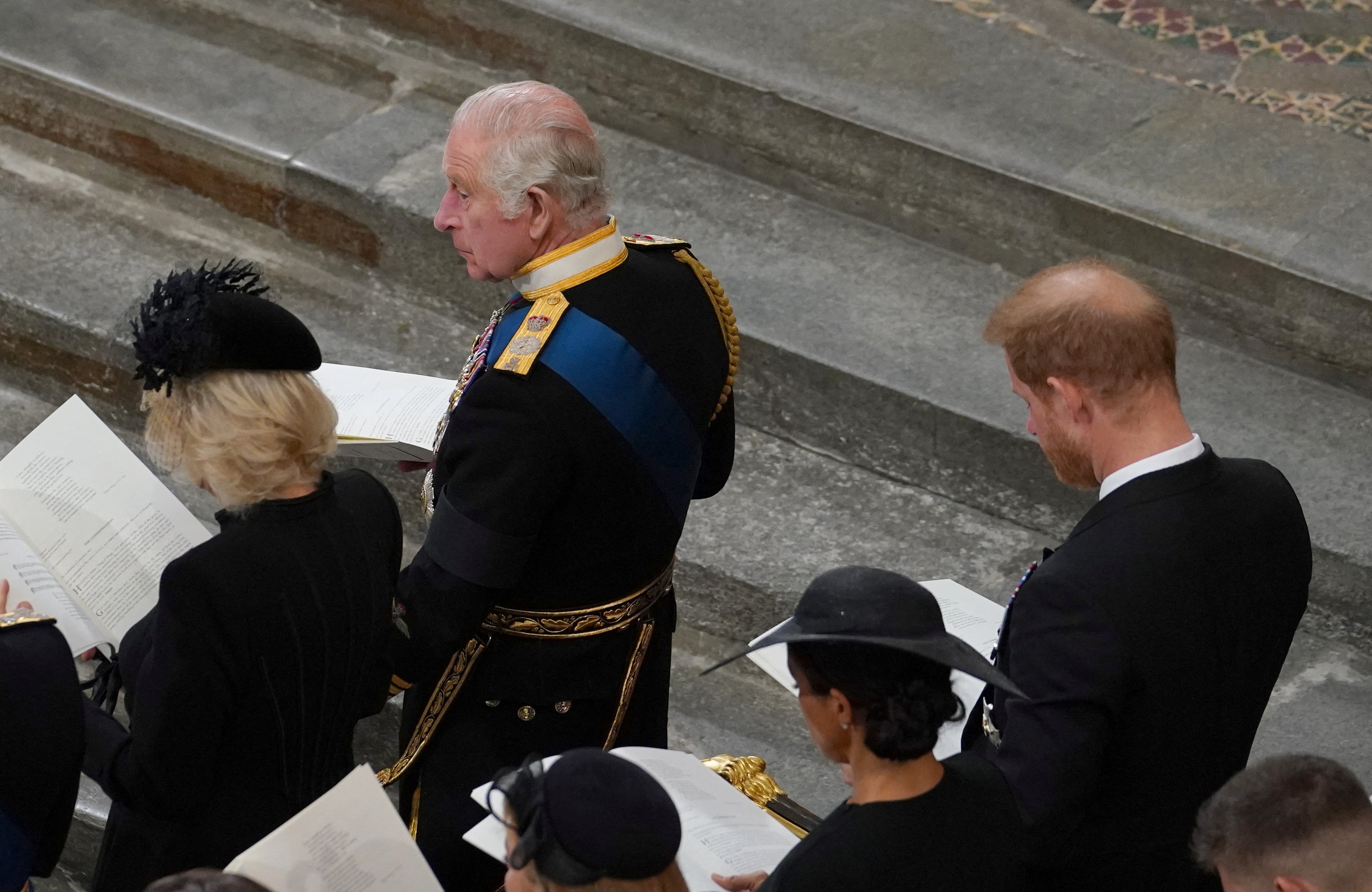 El rey Carlos III, la reina consorte delante del duque y la duquesa de Sussex durante el funeral de Estado de la reina Isabel II, celebrado en la Abadía de Westminster, Londres