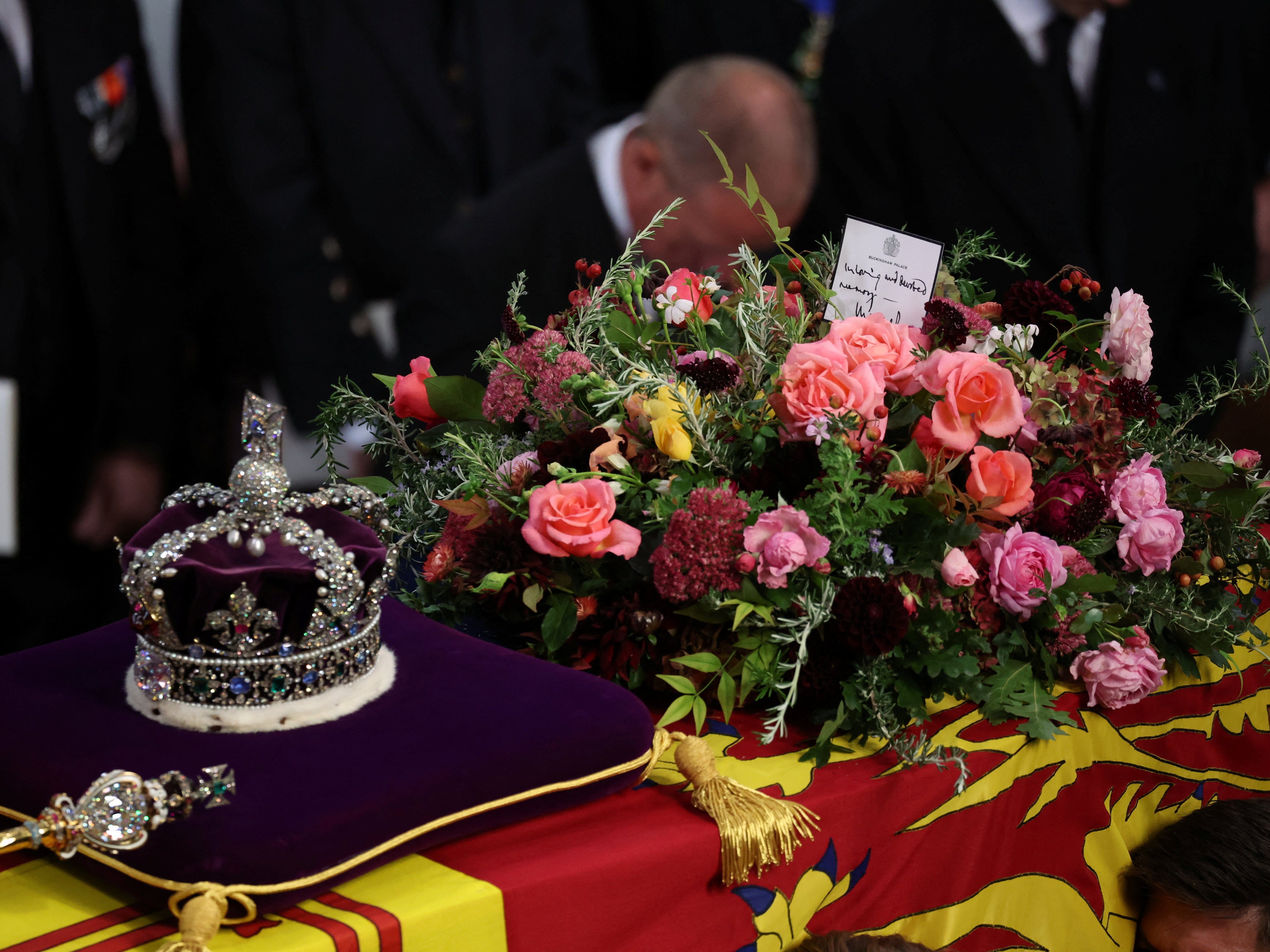 La corona sobre el ataúd de la reina Isabel II con una corona y una nota del rey Carlos III