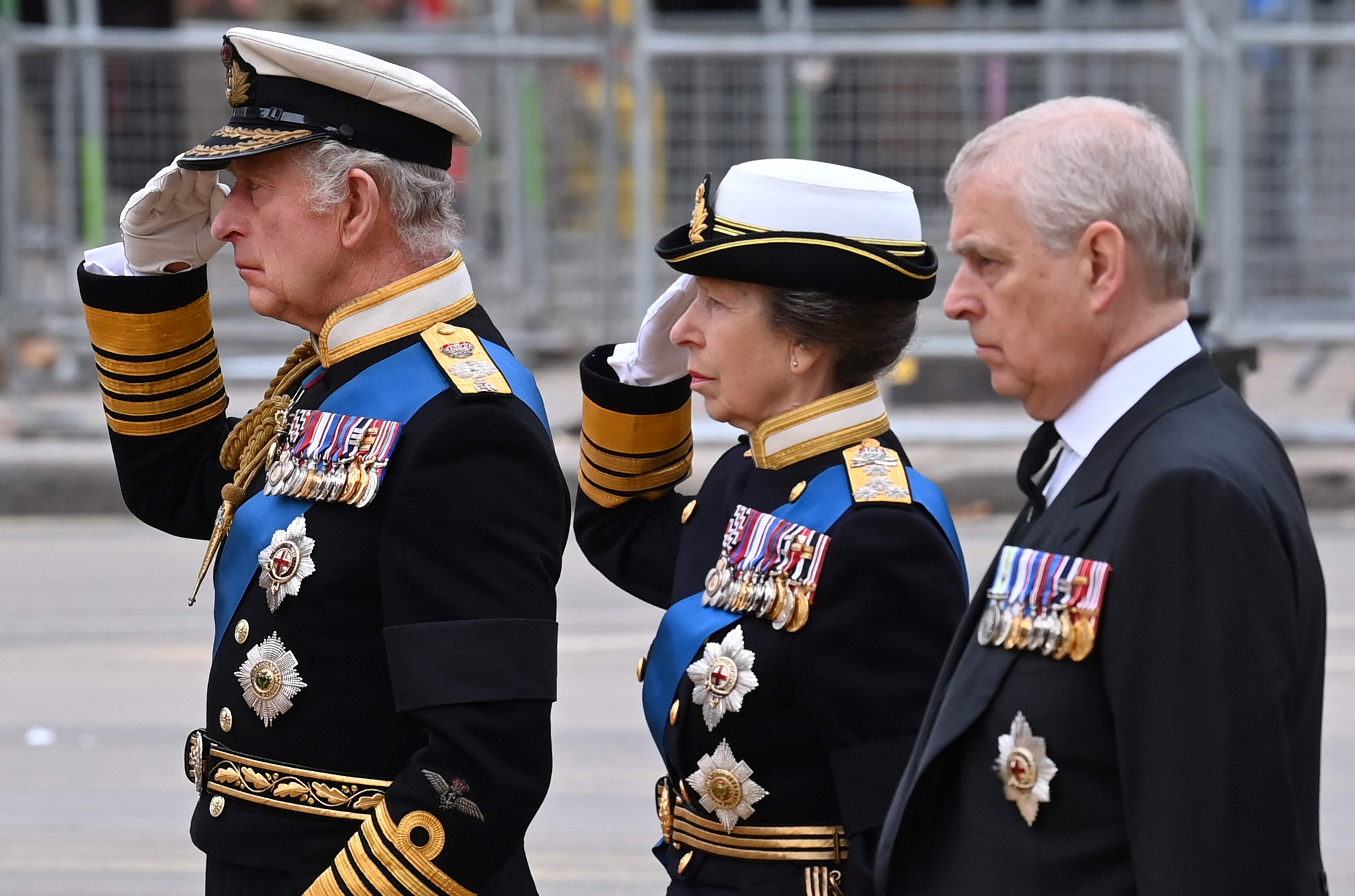 El príncipe Andrew junto al rey Carlos III y la princesa Anne