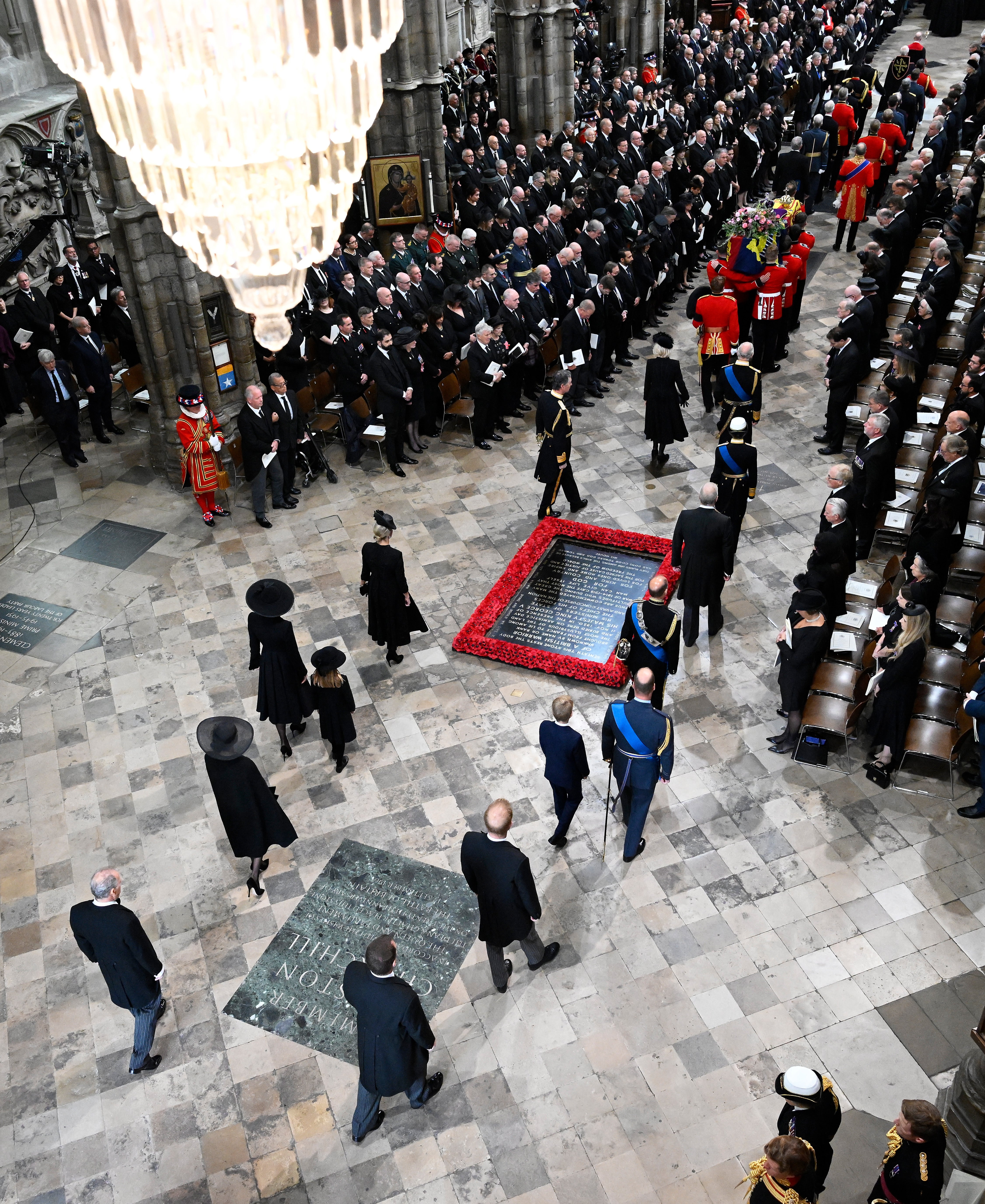 La tumba del soldado desconocido yace rodeada de amapolas en el suelo de la Abadía de Westminster