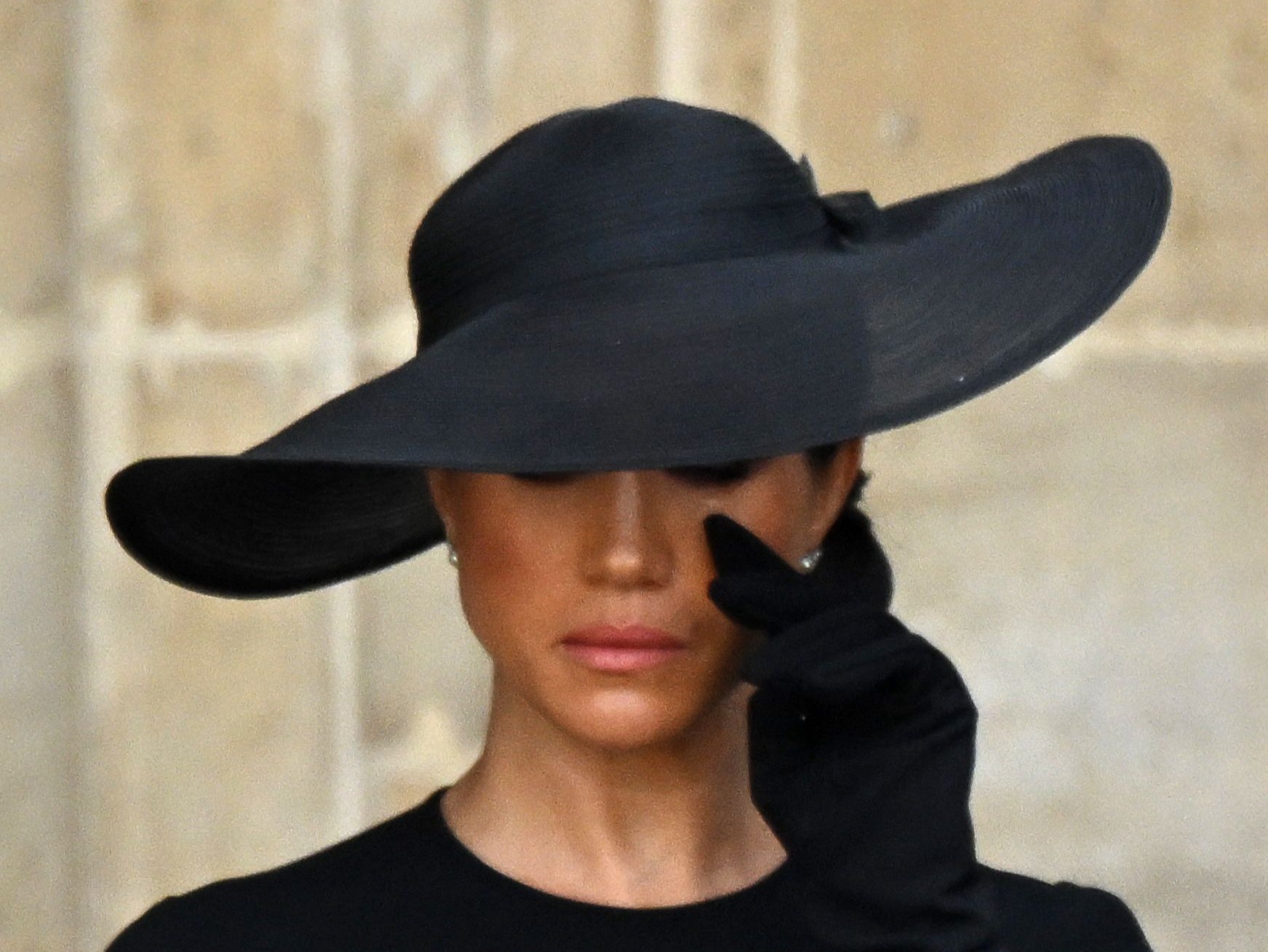 Meghan Markle secándose las lágrimas durante el funeral de la reina Isabel II