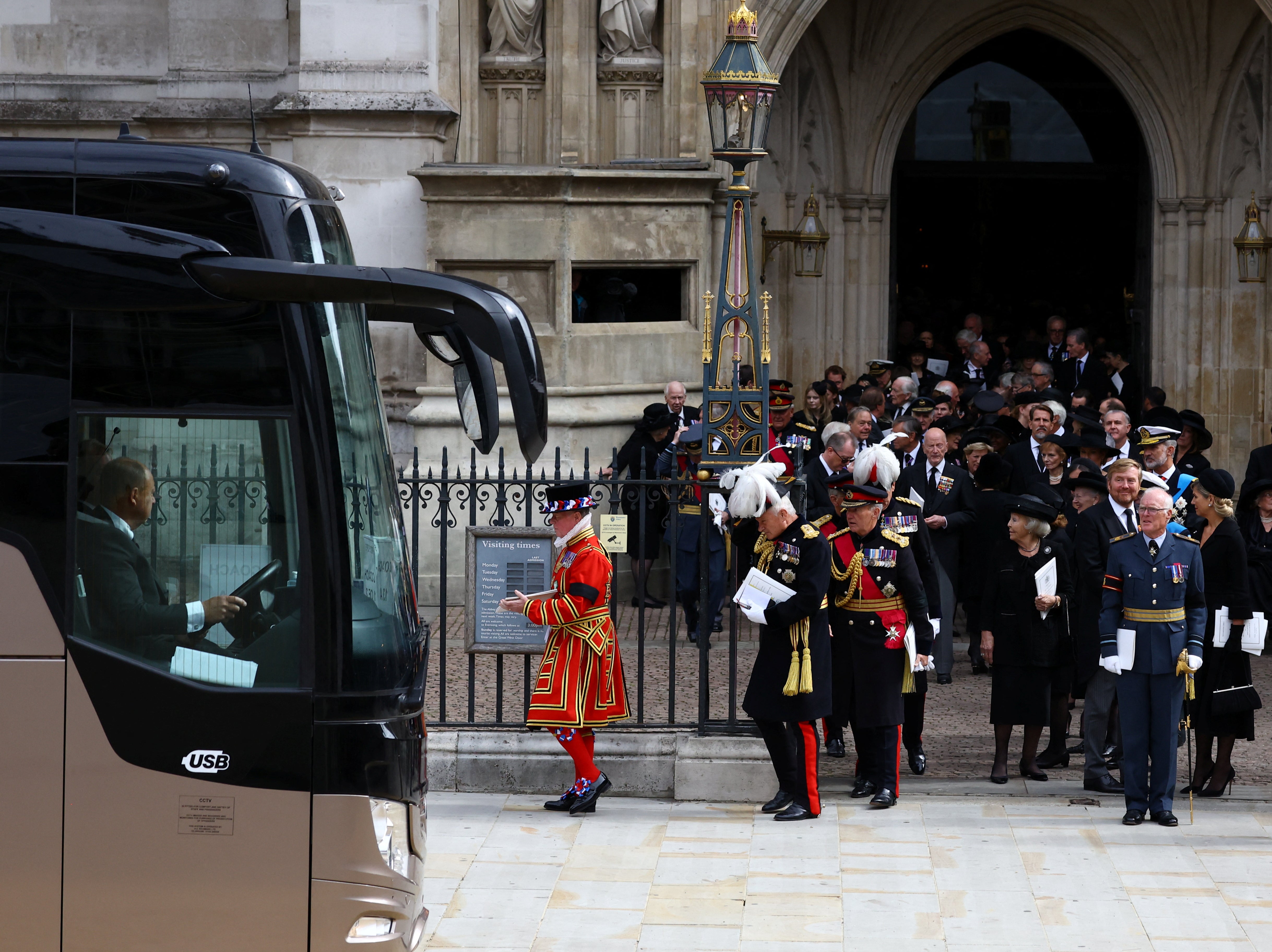 Invitados esperan para abordar un autobús hacia la Abadía de Westminster