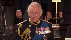 Reina Isabel – en vivo: El rey Carlos contiene las lágrimas mientras bajan el féretro de la reina a la Bóveda Real