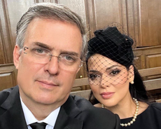 Critican a Marcelo Ebrard por compartir ‘selfie’ en el funeral de la reina Isabel II