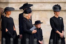 Meghan Markle parece dirigirle una sonrisa de consuelo a la princesa Charlotte durante el funeral de la reina
