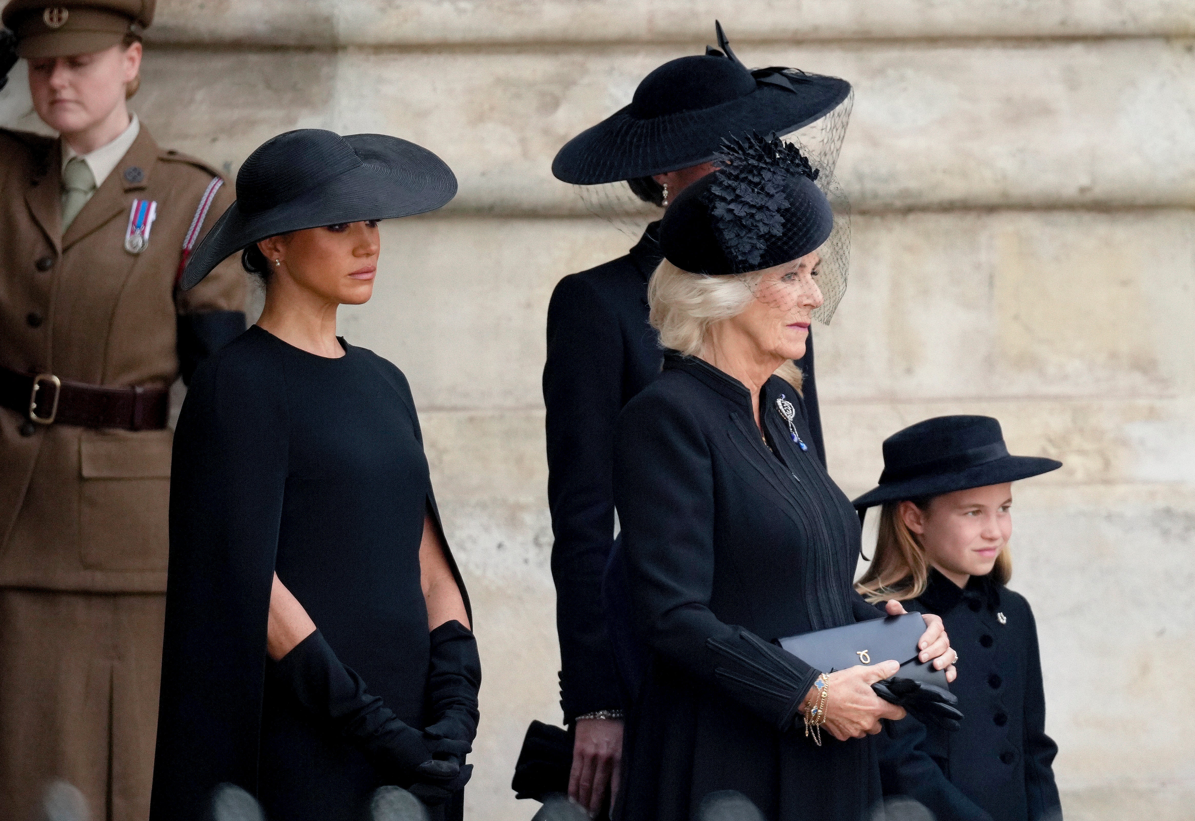 Meghan Markle y la princesa Charlotte compartieron un dulce momento durante el funeral de la reina