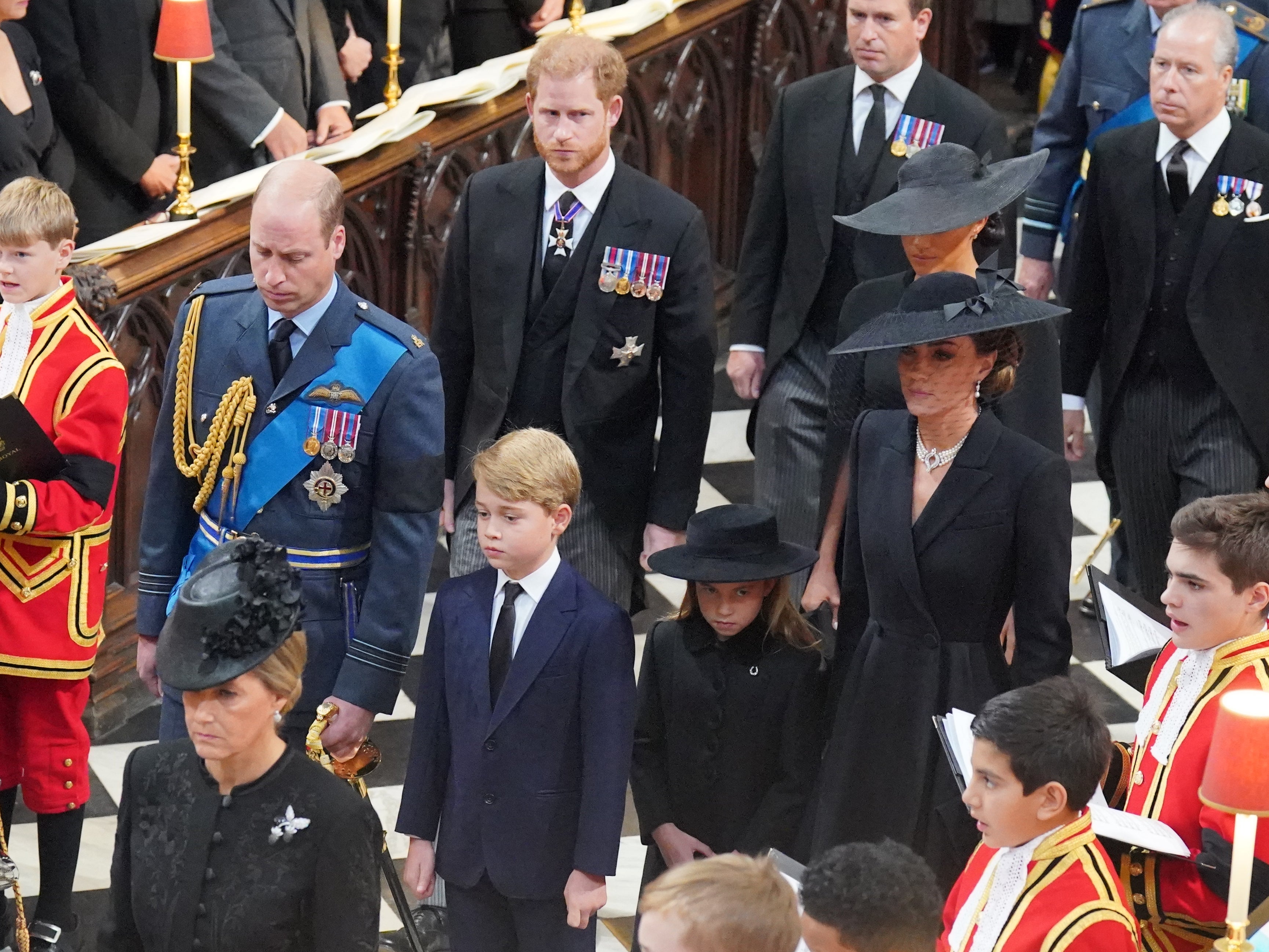 Los miembros de la familia real —el príncipe de Gales, el príncipe George, la princesa Charlotte, el duque de Sussex, la duquesa de Sussex, Peter Phillips y el conde de Snowdon— llegando al funeral de Estado