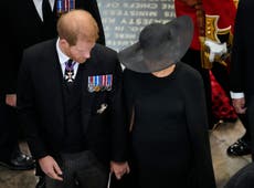El gesto secreto del príncipe Harry hacia Meghan Markle es revelado por un asistente al funeral