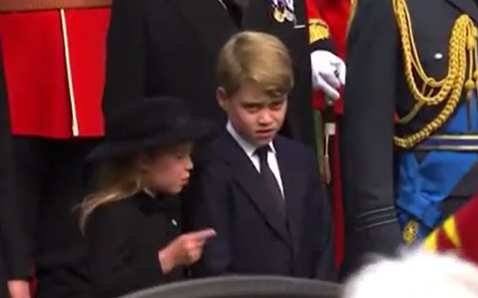 La princesa Charlotte le dice a su hermano mayor, el príncipe George, que tiene que hacer una reverencia cuando pase el cortejo fúnebre