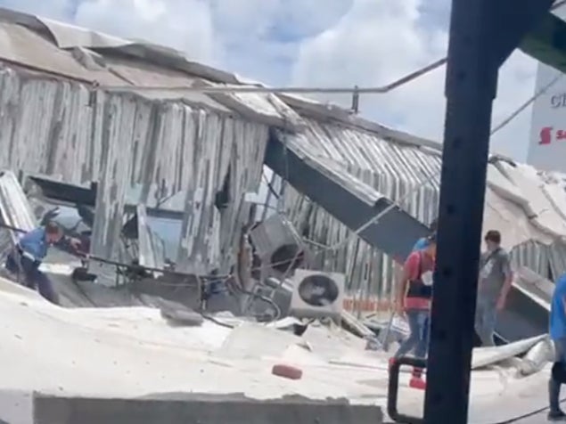 La pared y el techo colapsados de un gimnasio en Manzanillo, México, luego de un terremoto de magnitud 7.6