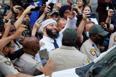 Adnan Syed del podcast ‘Serial’ “no puede creer que sea real” luego de que anularan su condena por asesinato