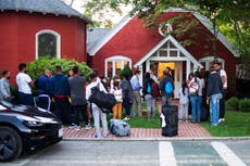 AP EXPLICA: Migrantes enviados en bus pueden vivir en EEUU