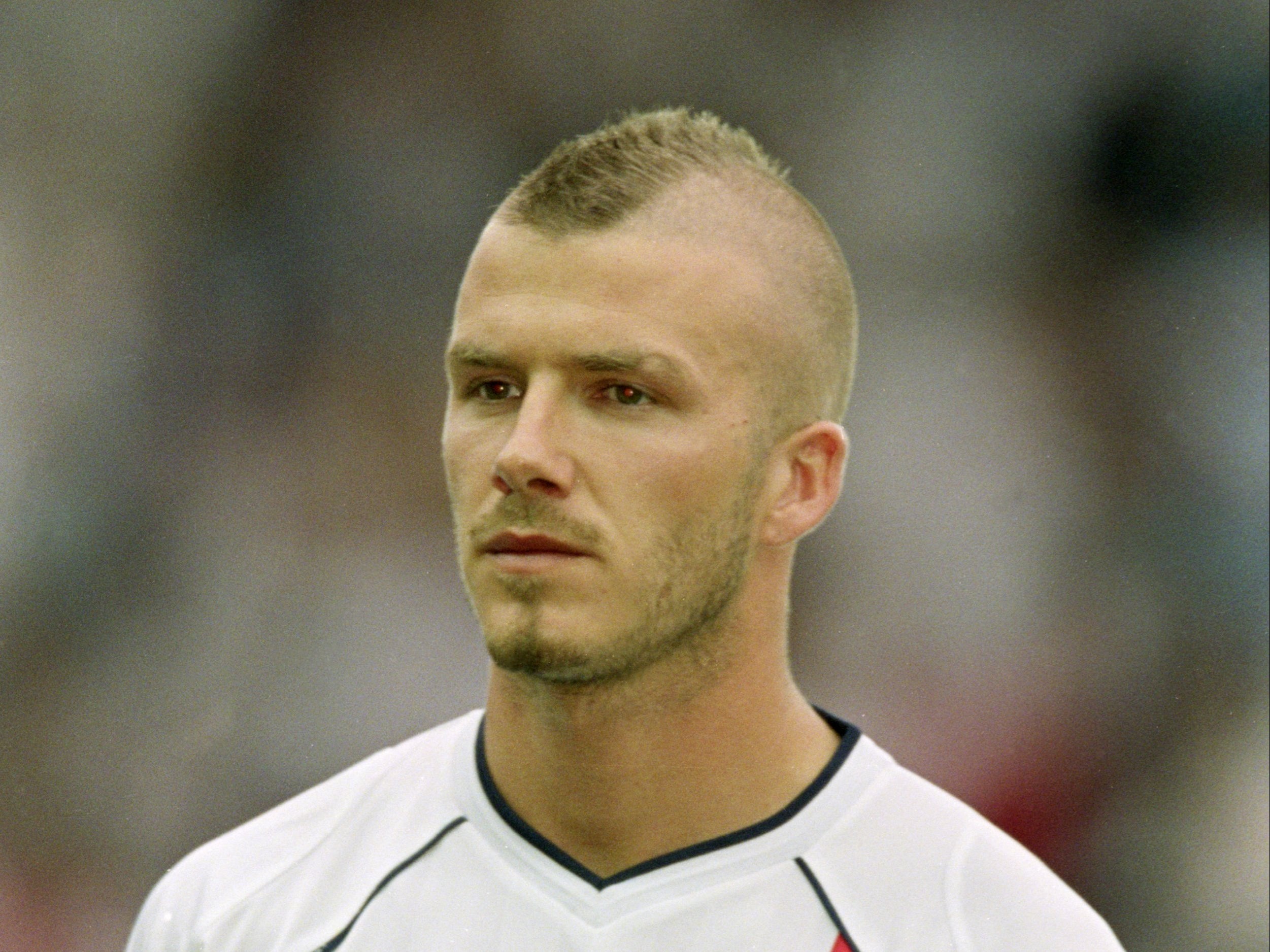 Beckham muestra su corte mohicano en un partido amistoso contra México en 2001