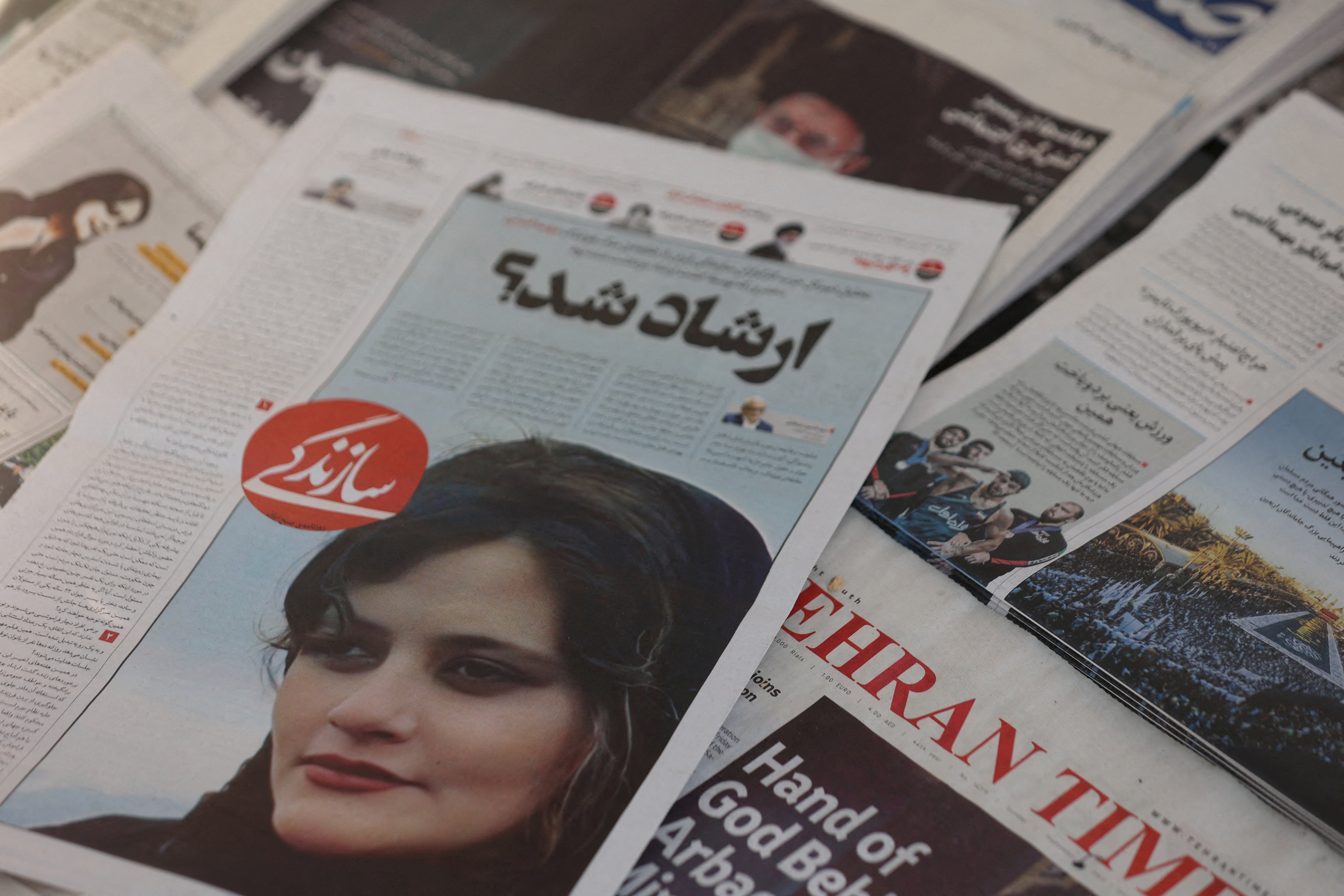 Un periódico iraní pone en primera plana la muerte de Amini a manos de las fuerzas de seguridad iraníes