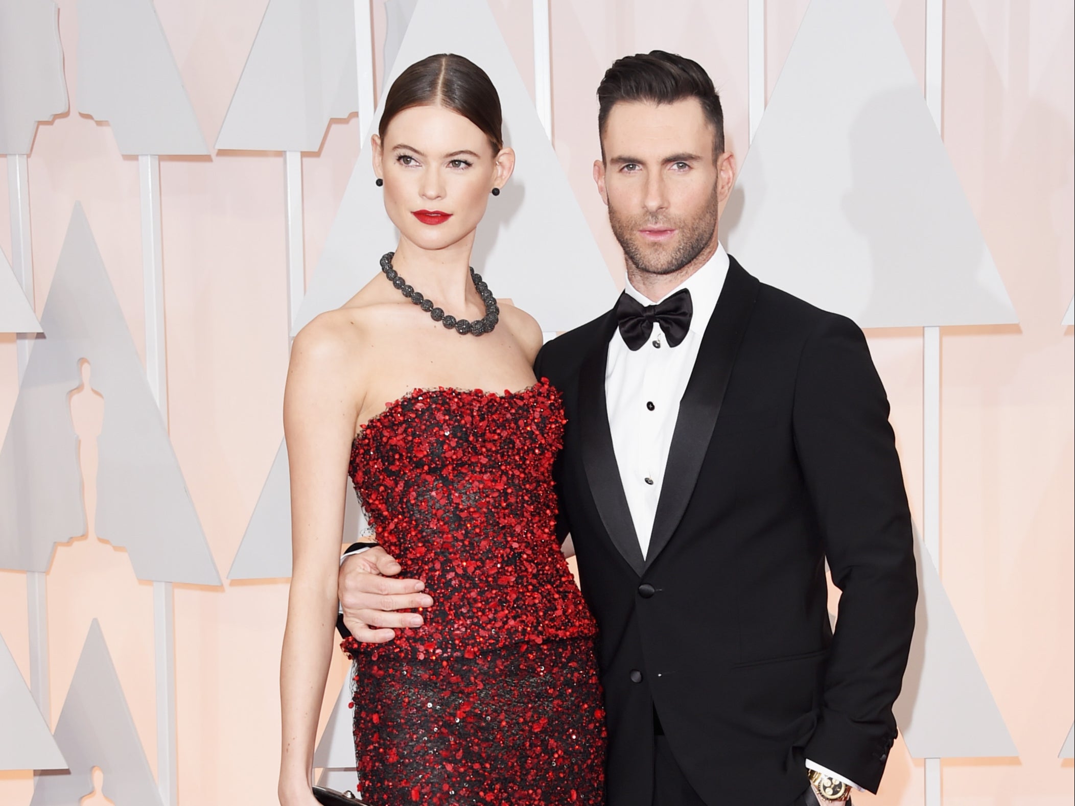 Adam Levine responde a las acusaciones de que engañó a su esposa Behati Prinsloo