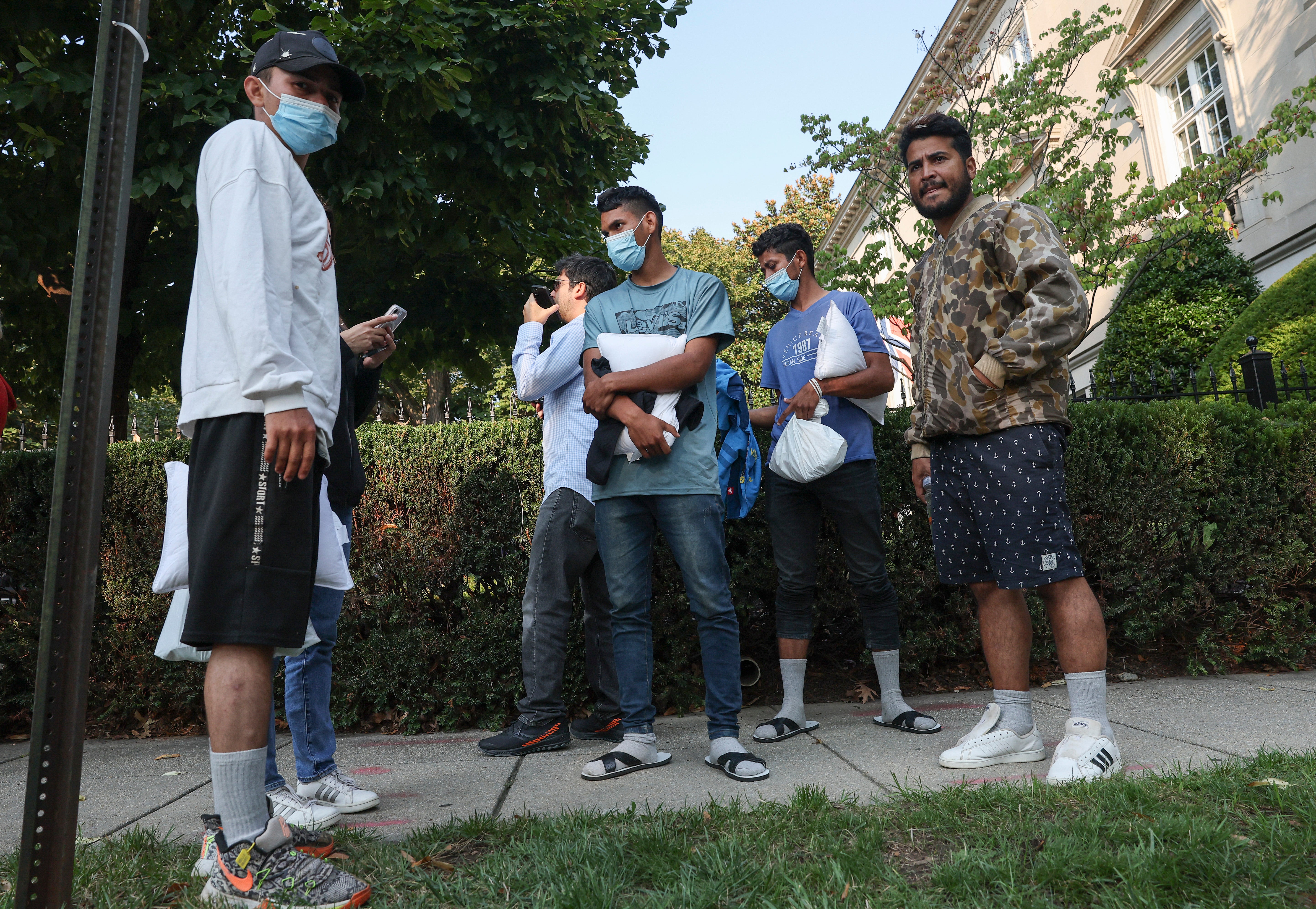 Los migrantes enviados desde Texas fueron dejados frente a la residencia de la vicepresidenta Kamala Harris en Washington, D. C. el 15 de septiembre