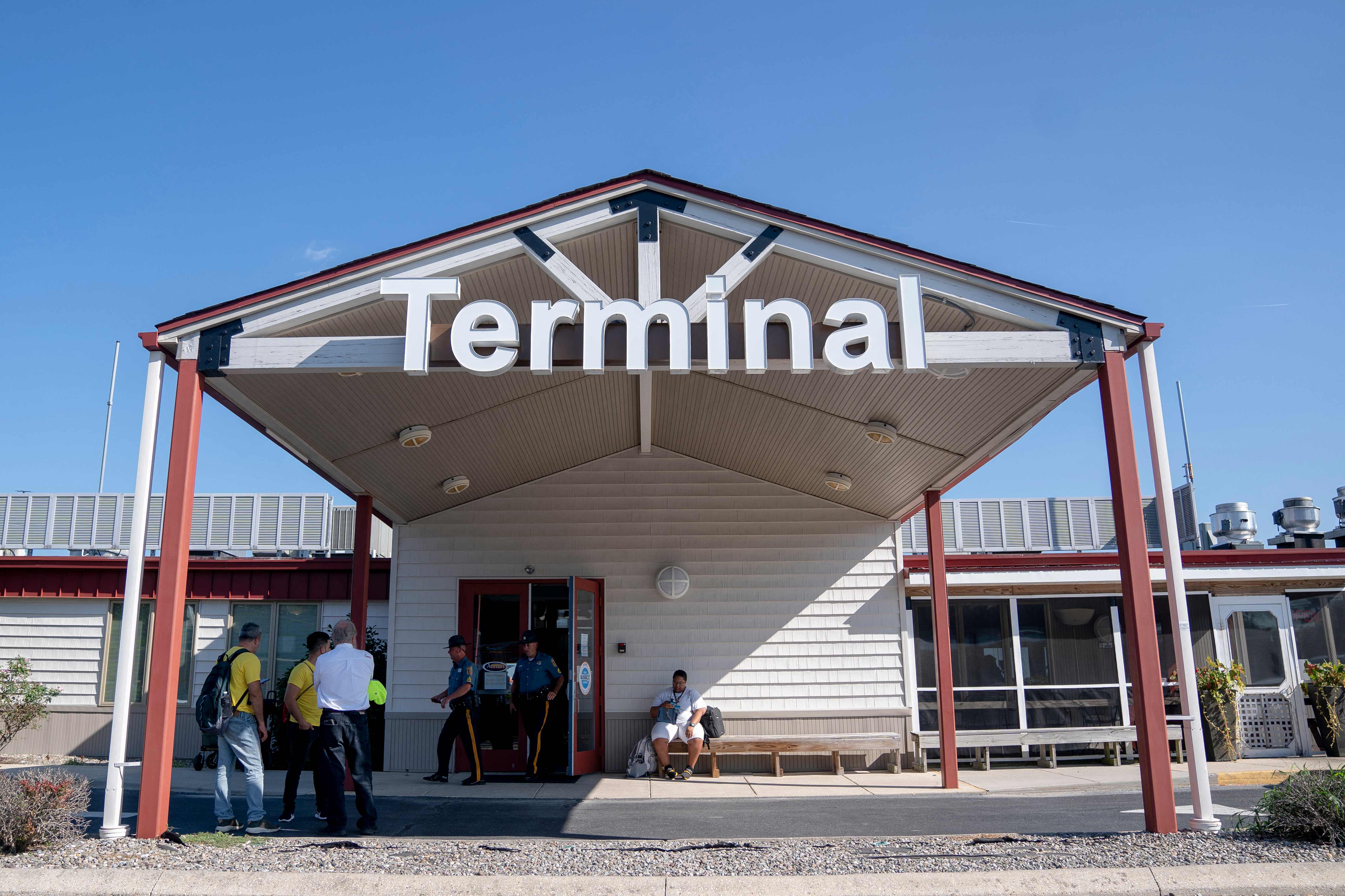 El aeropuerto costero de Delaware se preparó para los vuelos con migrantes del gobernador de Florida, Ron DeSantis, el 20 de septiembre