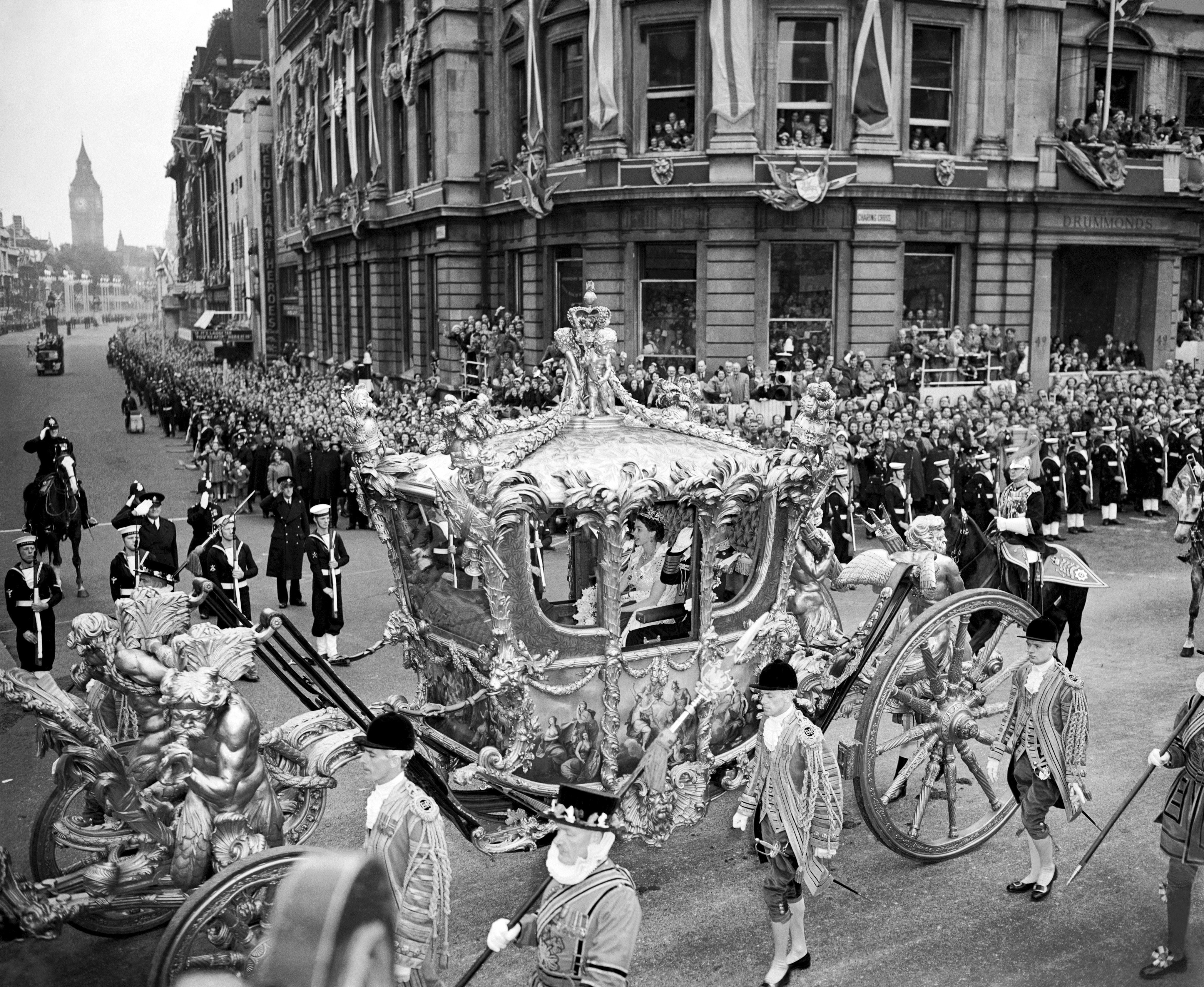 La reina Isabel II con en duque de Edimburgo en camino a la Abadía de Westminster para su coronación