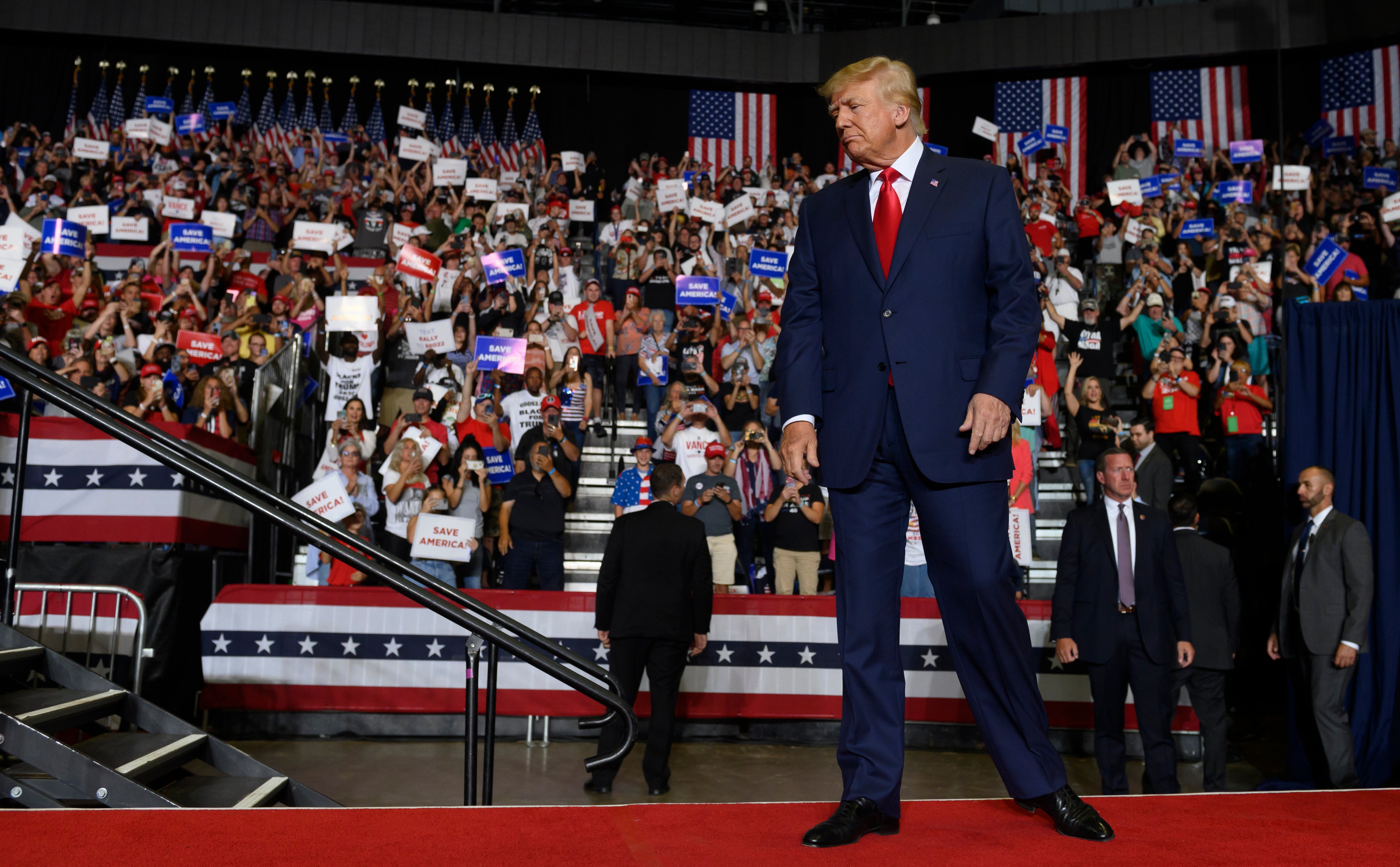 La primera audiencia de Trump dirigida por un maestro especial entra en caos: “¡Silencio! ¡Silencio!”