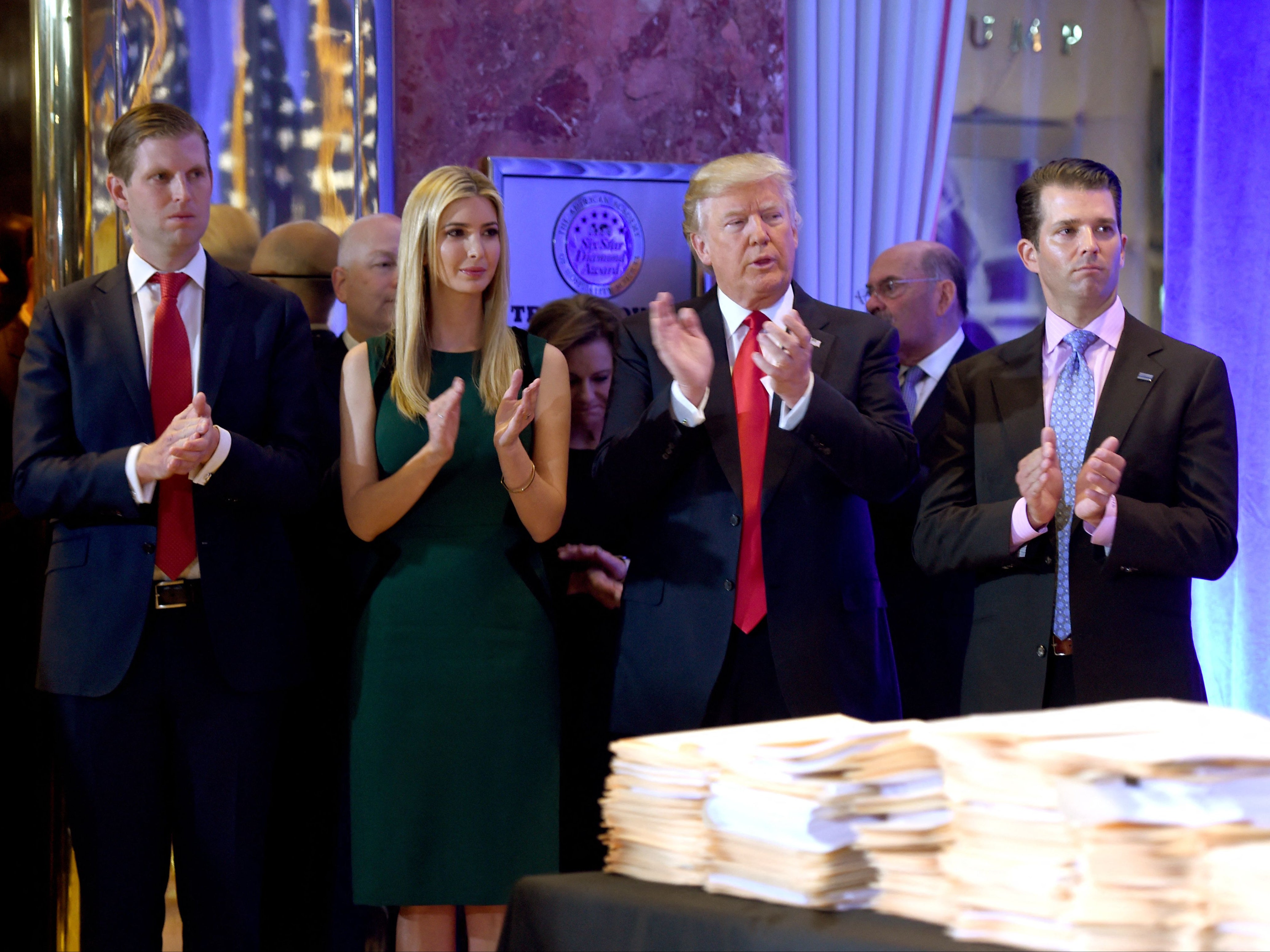 Donald Trump con sus hijos Eric, Ivanka y Donald Jr. llegan a una conferencia de prensa el 11 de enero de 2017 en la Torre Trump.