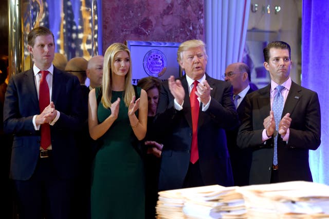 <p>Donald Trump junto a sus hijos (de izquierda a derecha) Eric, Ivanka y Donald Jr. en una conferencia de prensa el 11 de enero de 2017, en la Torre Trump (Nueva York). </p>