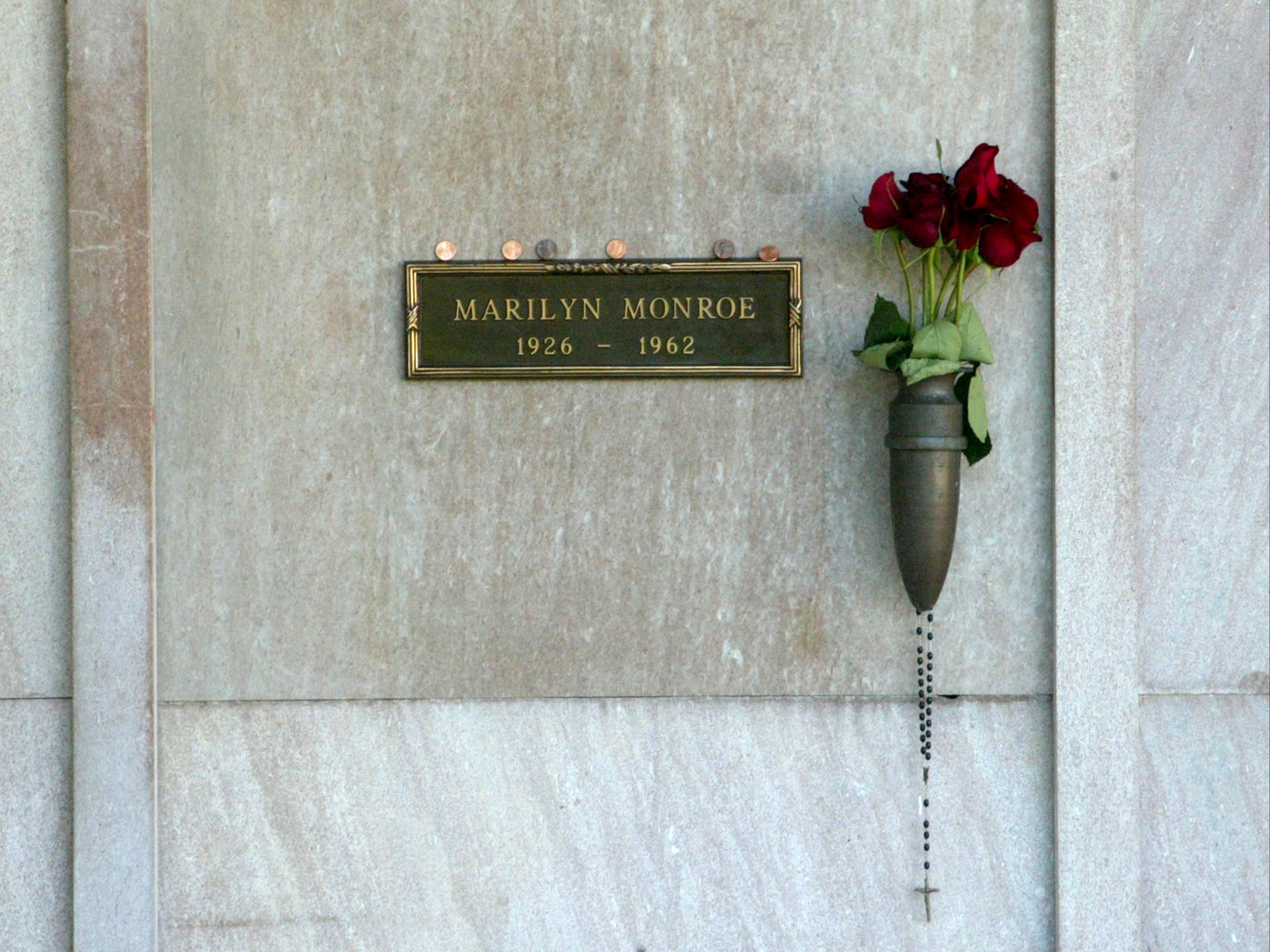 La tumba de la difunta actriz Marilyn Monroe; el fundador de Playboy, Hugh Hefner, compró posteriormente la cripta adyacente