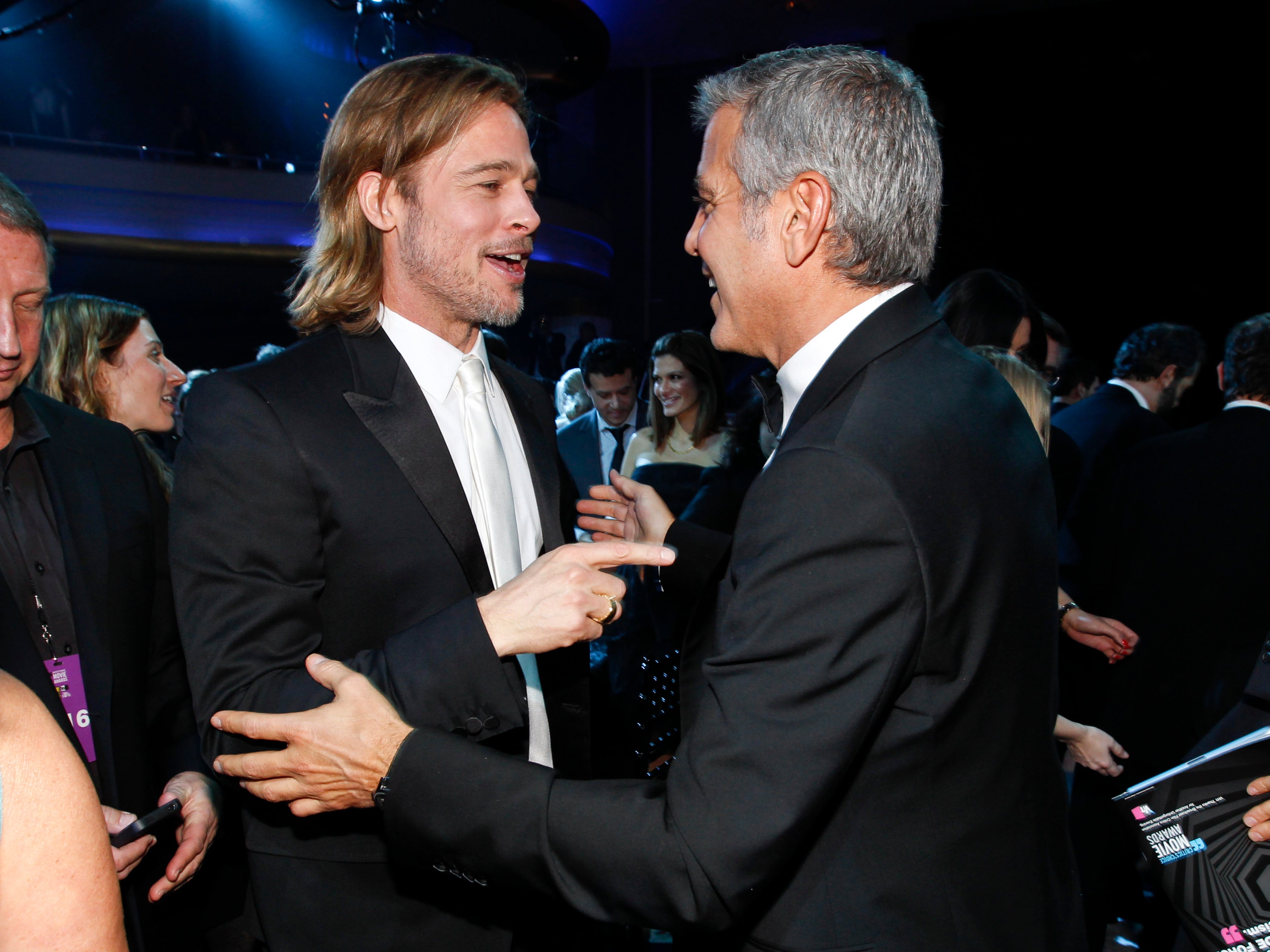 Brad Pitt y George Clooney asisten a la 17ª edición de los Critics' Choice Movie Awards celebrada en The Hollywood Palladium el 12 de enero de 2012