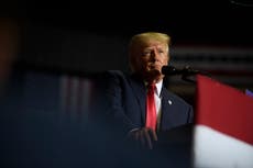 Trump afirma que no puede ser procesado por guardar documentos secretos en Mar-a-Lago