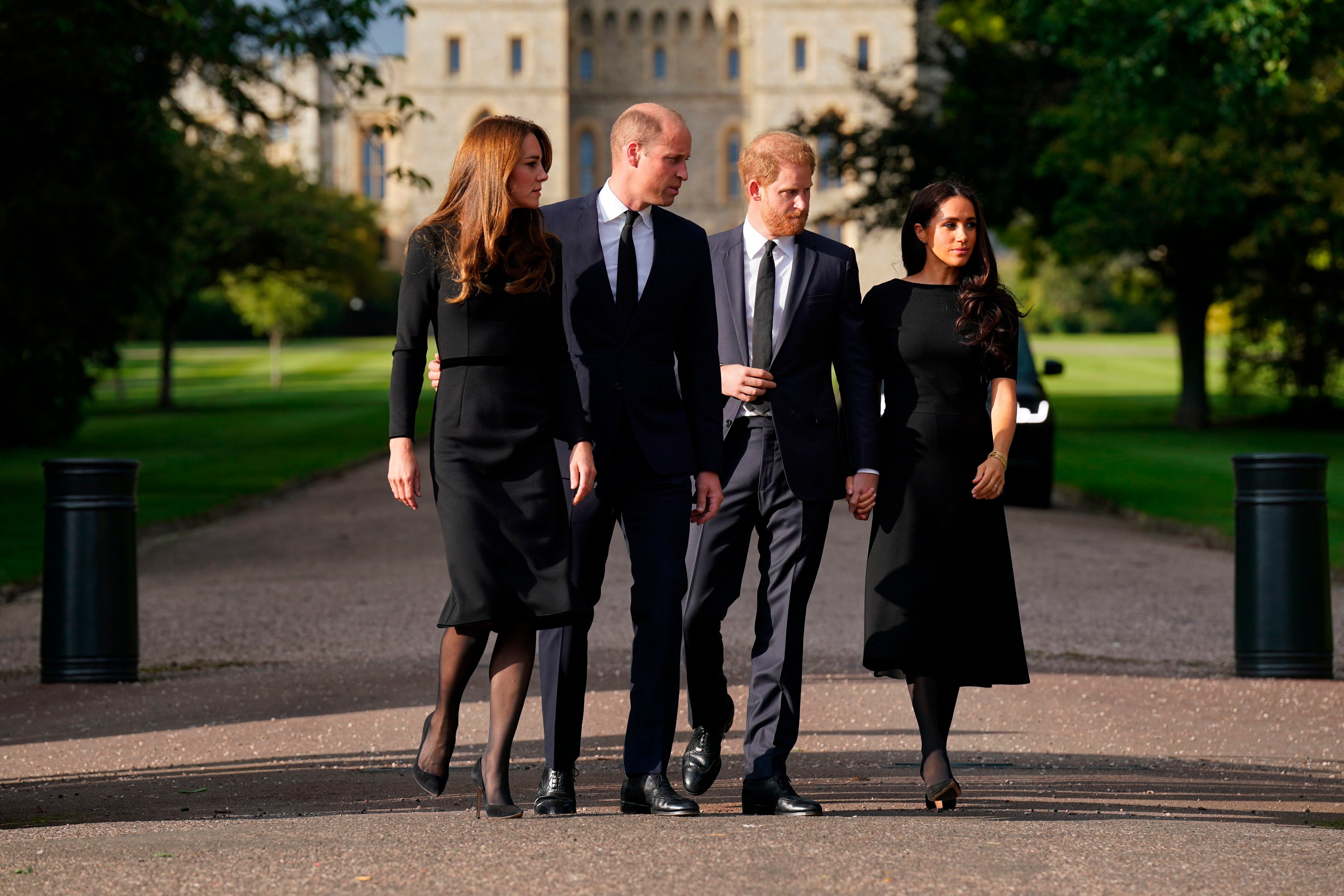 Kate, la princesa de Gales, el príncipe William, el príncipe Harry y Meghan, la duquesa de Sussex, caminan para encontrarse con el público en el castillo de Windsor