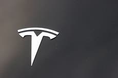 Falla en un millón de coches Tesla puede pellizcar los dedos