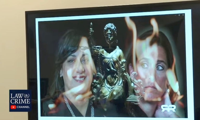 La jueza Bellis, a la derecha, envuelta en llamas en una imagen publicada en Infowars